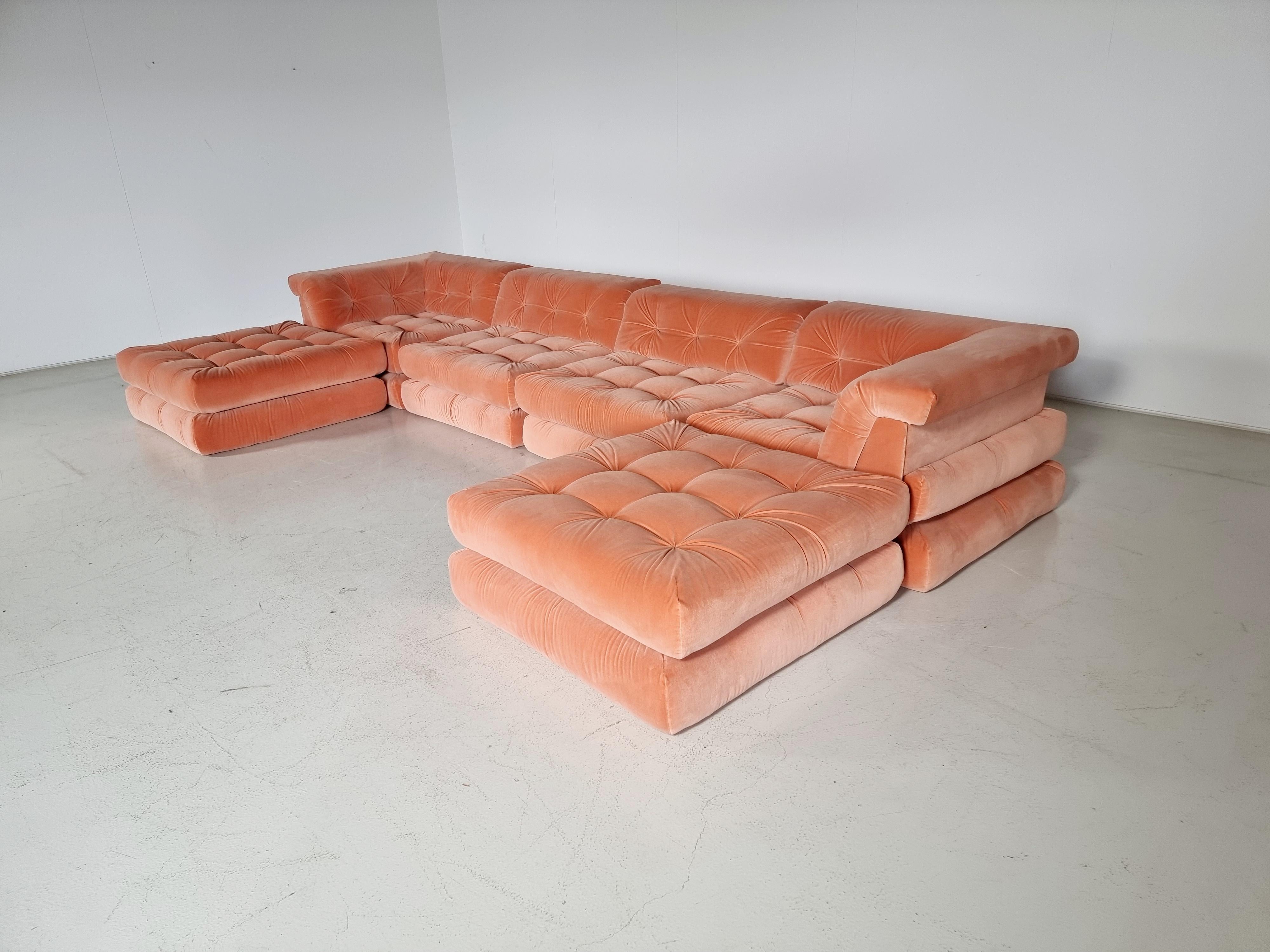 1st edition reupholstered Mah Jong modular sofa set by Hans Hopfer, designed in 1971 for Roche Bobois. It features multiple cushions that can be arranged in an endless number of ways, This set includes 12 cushions and 4 backrests. 

Hopfer’s Mah