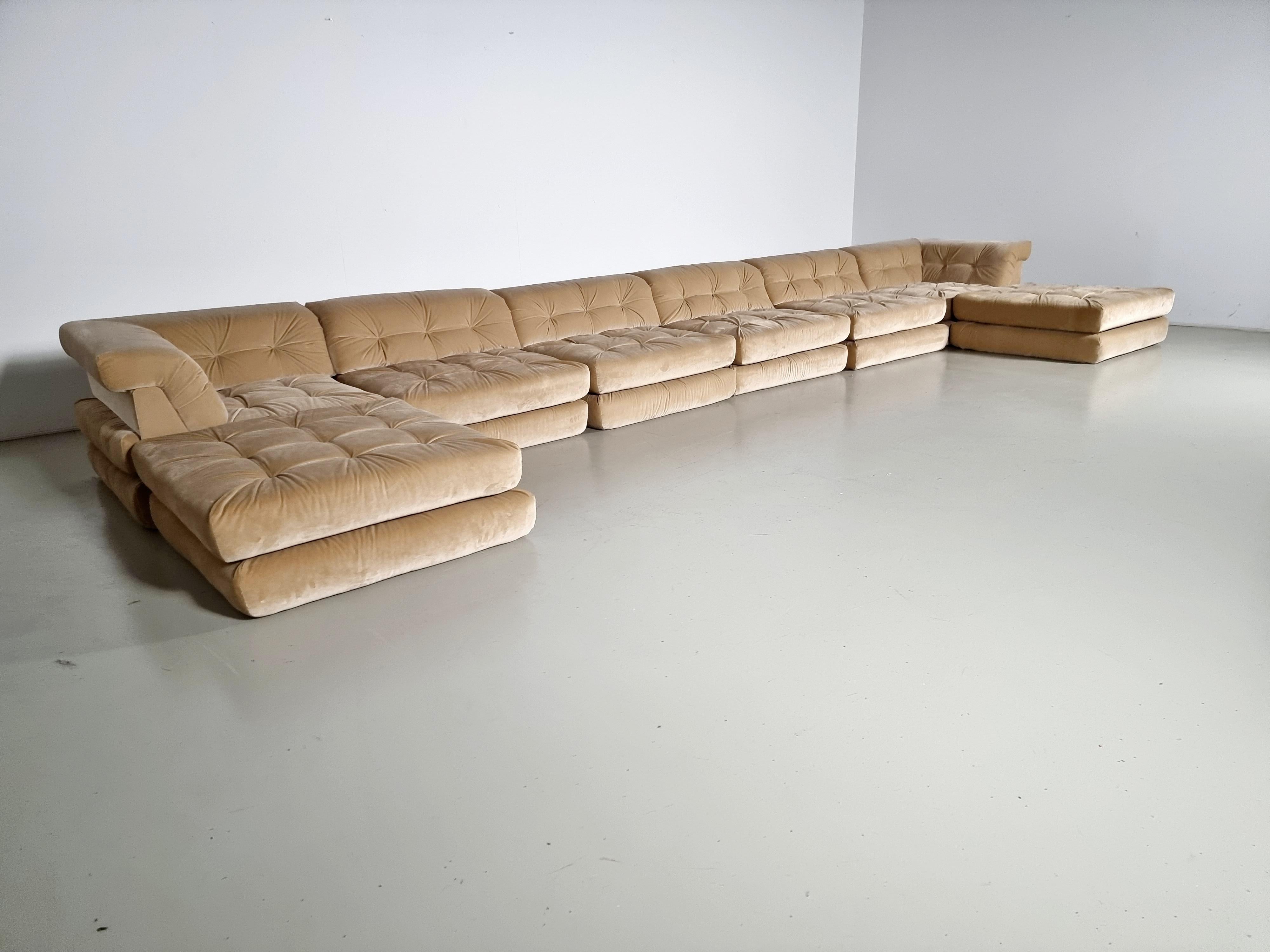 Huge 1st Edition Mah Jong modular landscape sofa set by Hans Hopfer, designed in 1971 for Roche Bobois. It features multiple cushions that can be arranged in an endless number of ways, This set includes 16 cushions and 6 backrests. 

Hopfer’s Mah