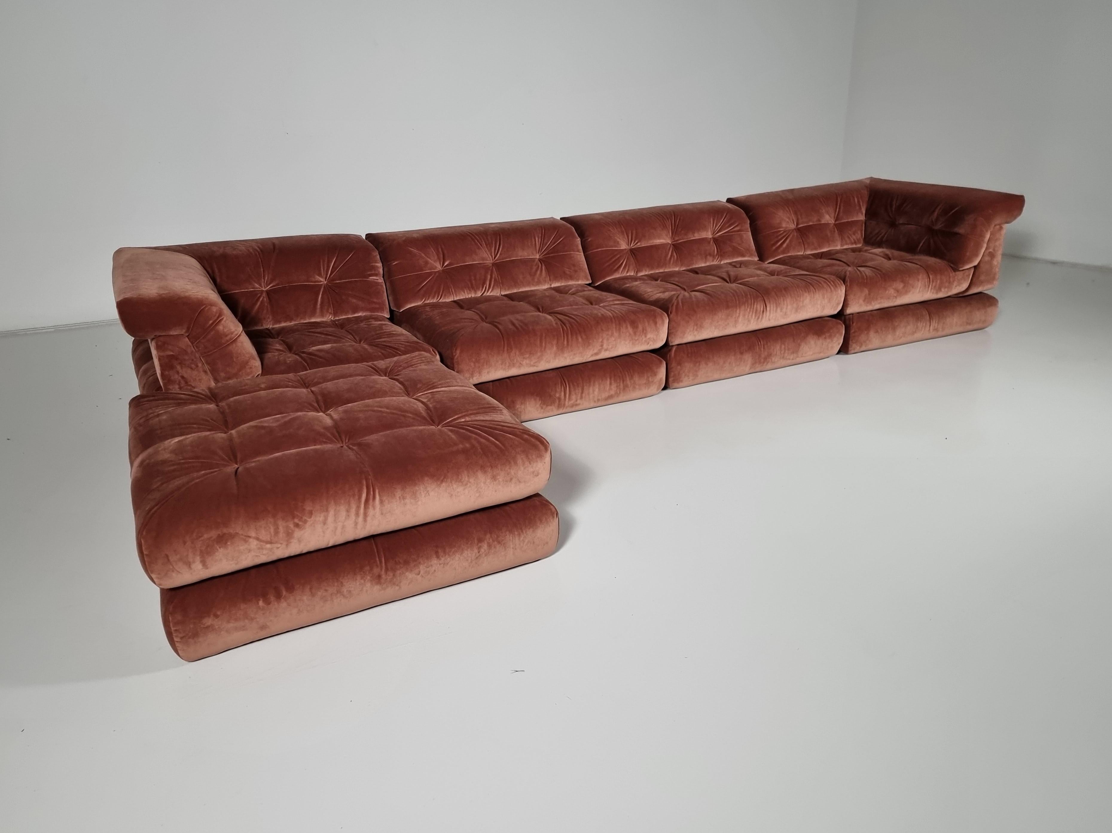1st edition reupholstered Mah Jong modular sofa set by Hans Hopfer, designed in 1971 for Roche Bobois. It features multiple cushions that can be arranged in an endless number of ways, This set includes 10 cushions and 4 backrests. 

Hopfer’s Mah