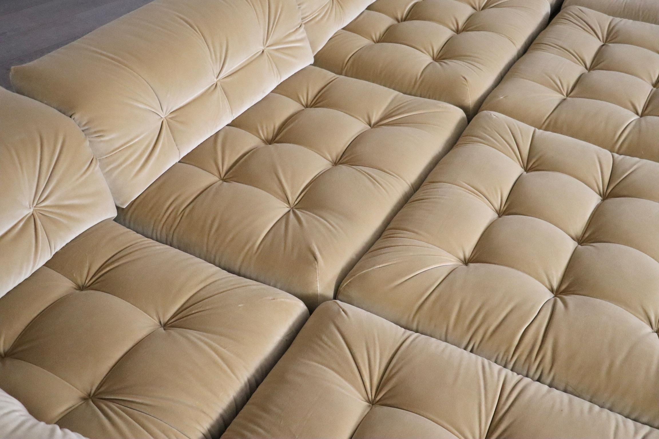 Première édition du canapé Mah Jong en velours beige de Hans Hopfer pour Roche Bobois, 197 en vente 4