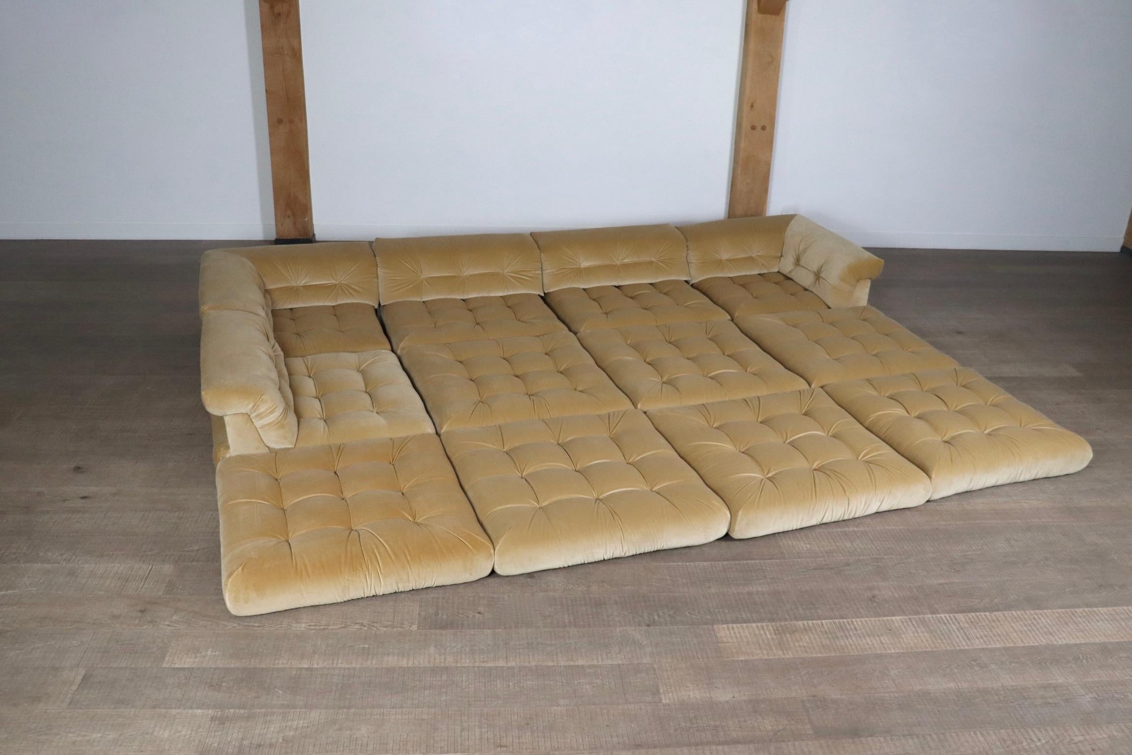 Première édition du canapé Mah Jong en velours beige de Hans Hopfer pour Roche Bobois, 197 en vente 5