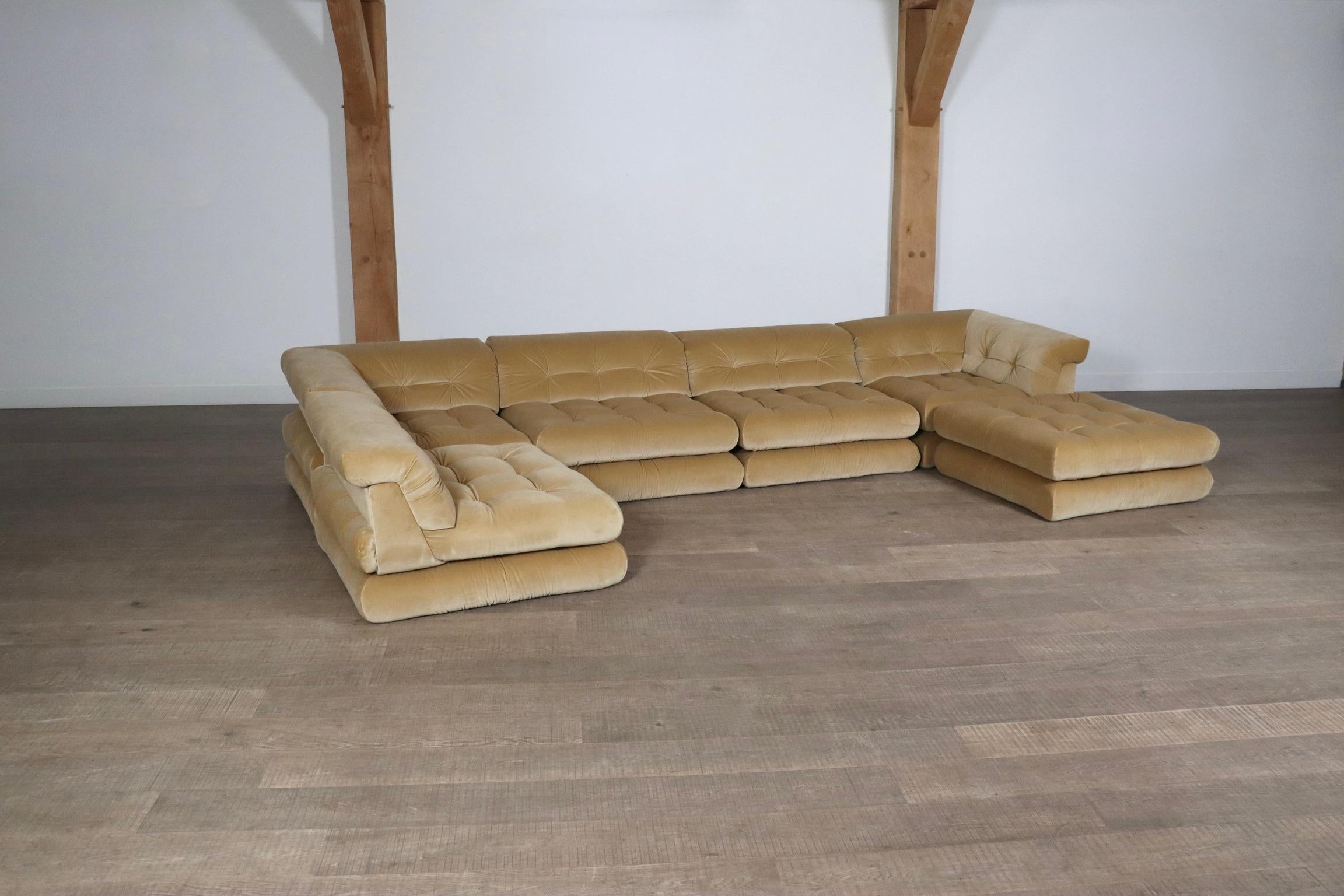 Première édition du canapé Mah Jong en velours beige de Hans Hopfer pour Roche Bobois, 197 en vente 6