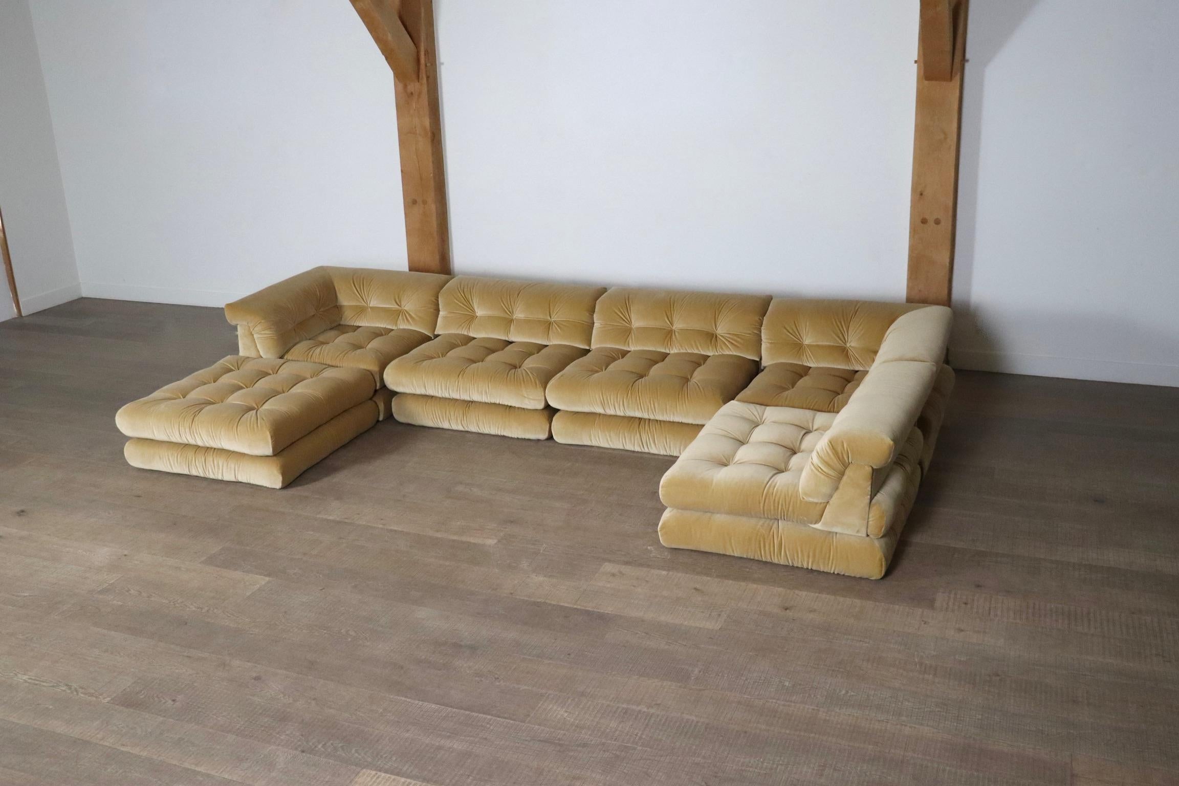 Merveilleux ensemble de canapé Mah Jong de première édition conçu par Hans Hopfer pour Roche Bobois en 1971. Ce canapé offre une totale liberté de forme et de fonction. Cet ensemble particulier est recouvert d'un velours de coton de haute qualité