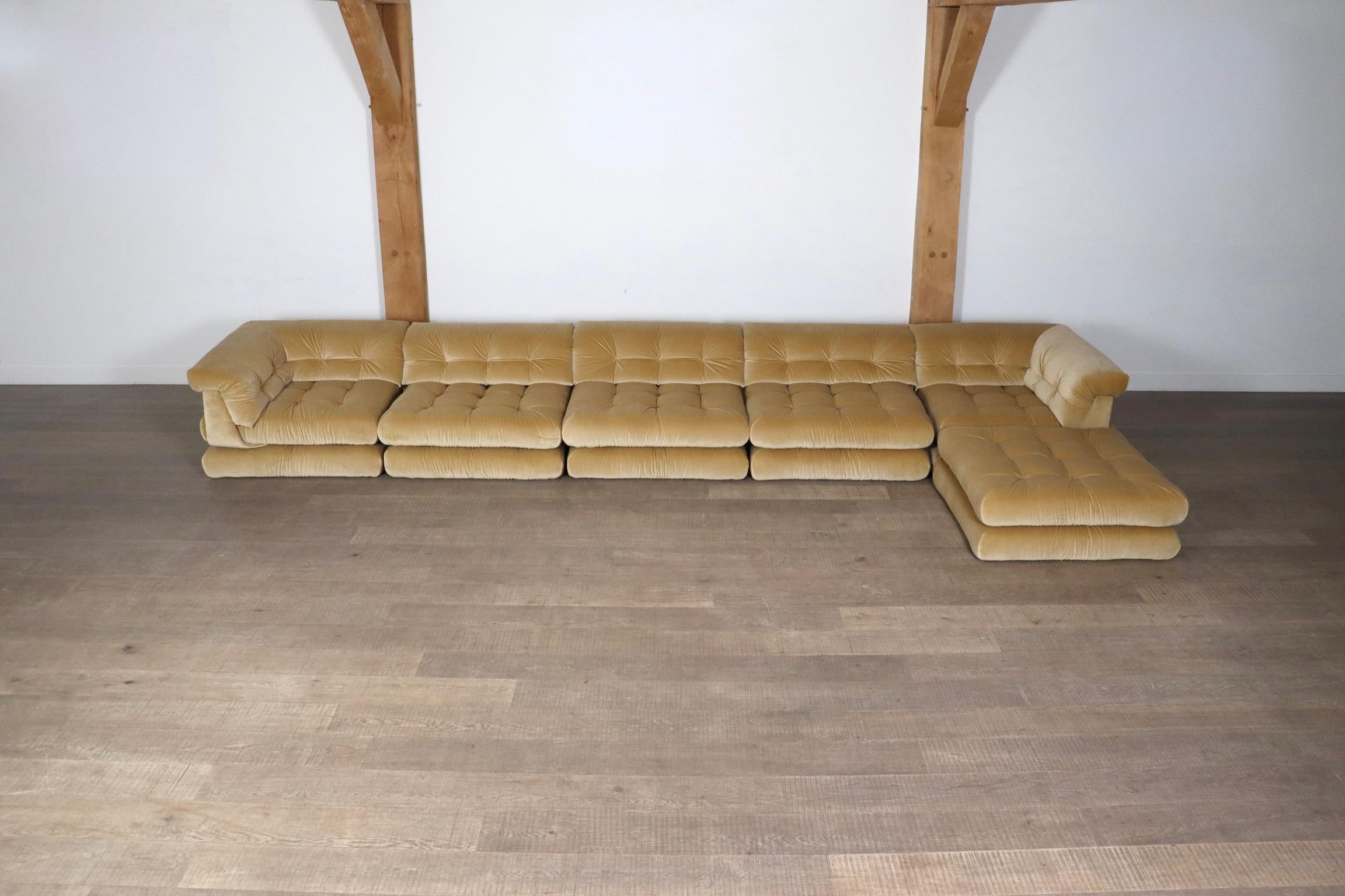 Première édition du canapé Mah Jong en velours beige de Hans Hopfer pour Roche Bobois, 197 Excellent état - En vente à ABCOUDE, UT