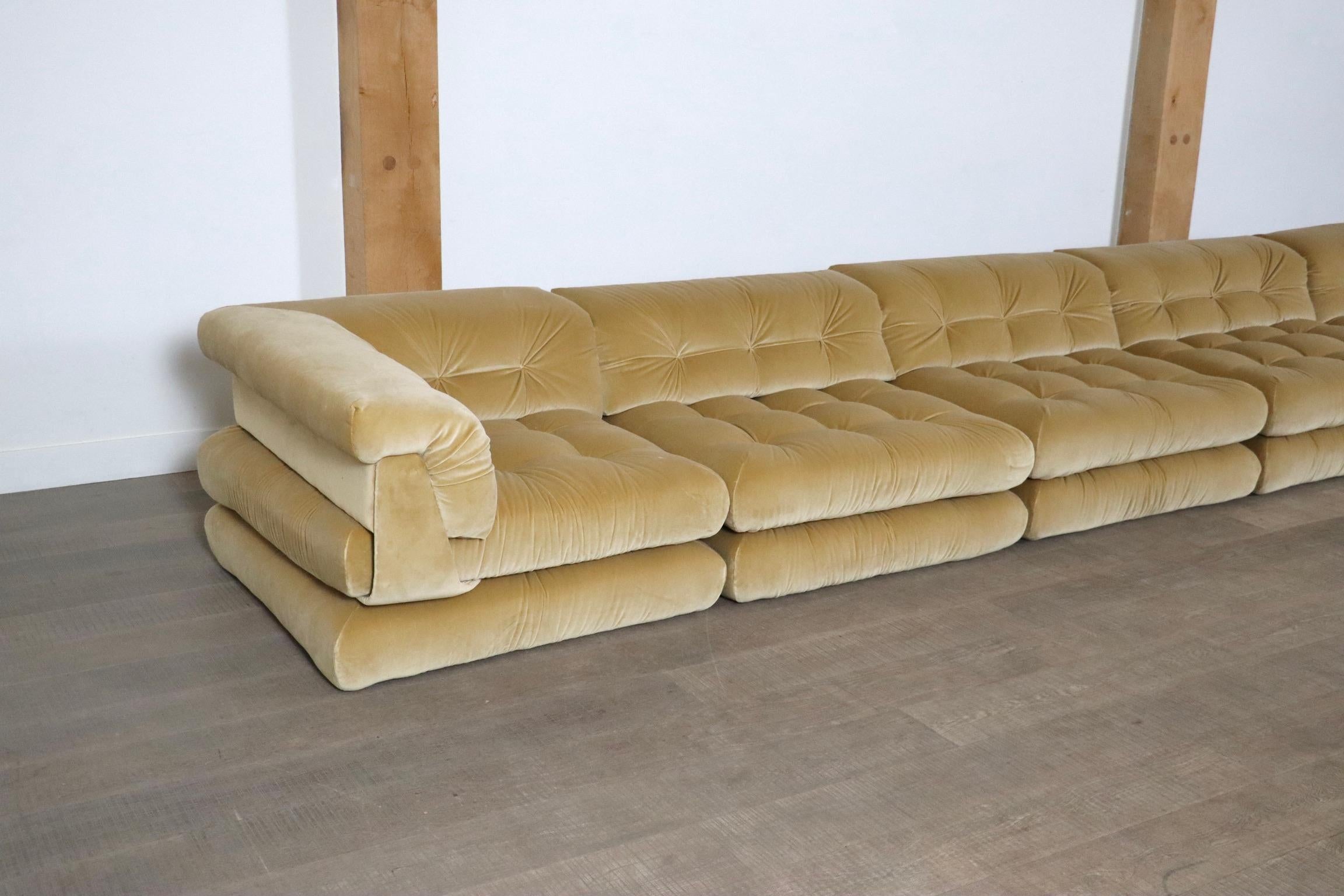 Velours Première édition du canapé Mah Jong en velours beige de Hans Hopfer pour Roche Bobois, 197 en vente