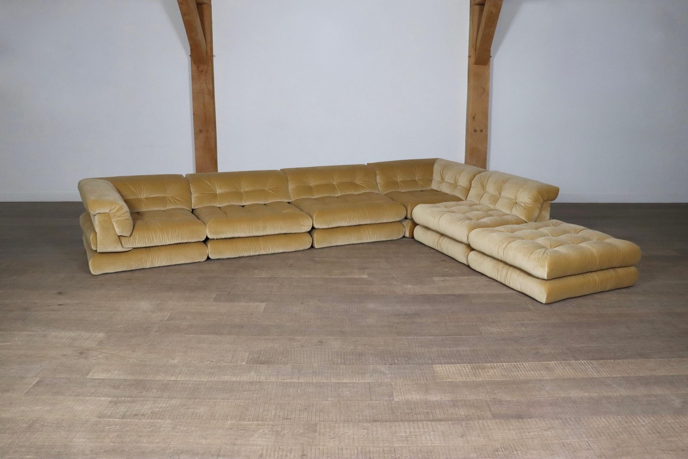 Première édition du canapé Mah Jong en velours beige de Hans Hopfer pour Roche Bobois, 197 en vente 1