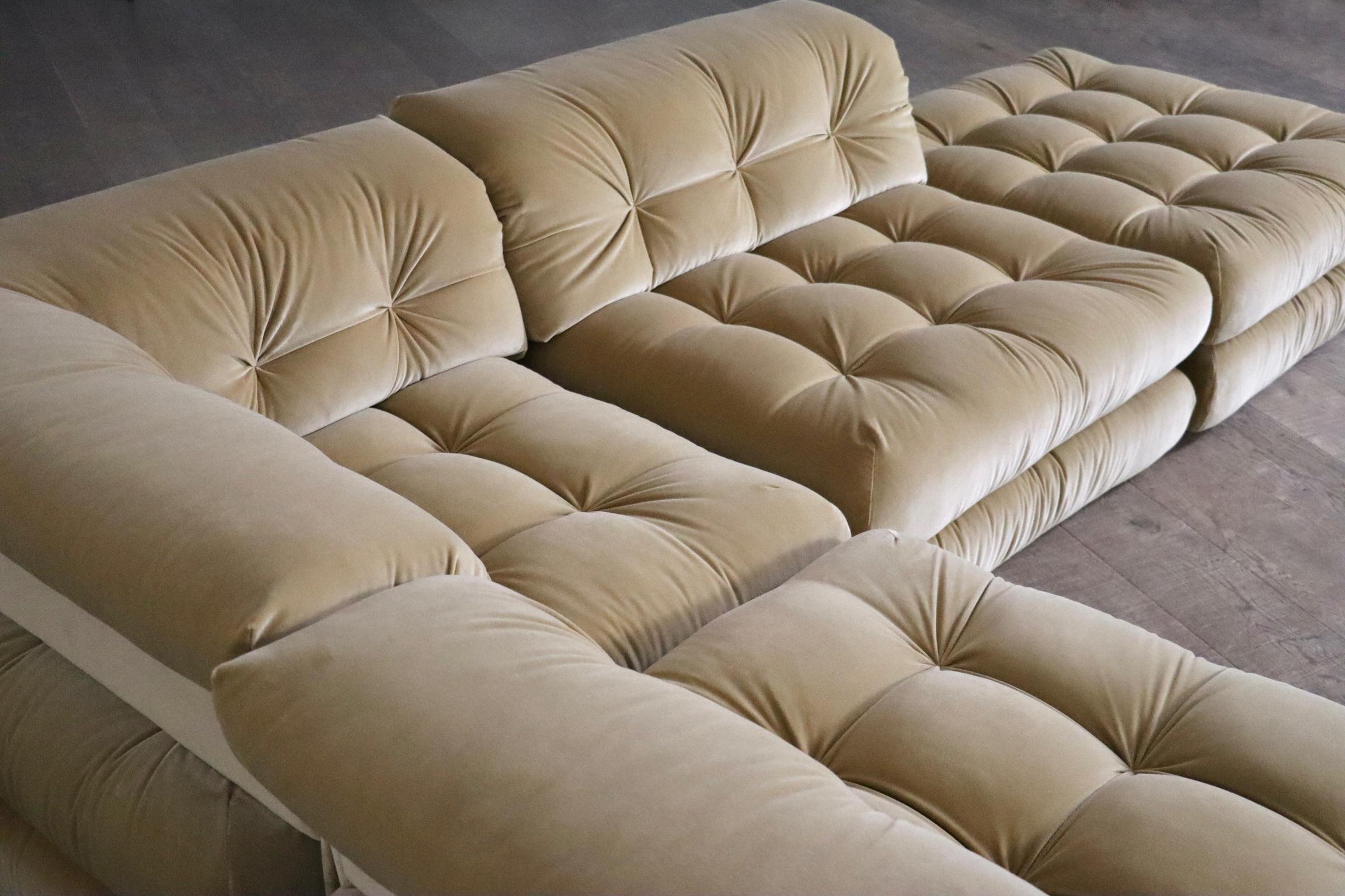 Première édition du canapé Mah Jong en velours beige de Hans Hopfer pour Roche Bobois, 197 en vente 2