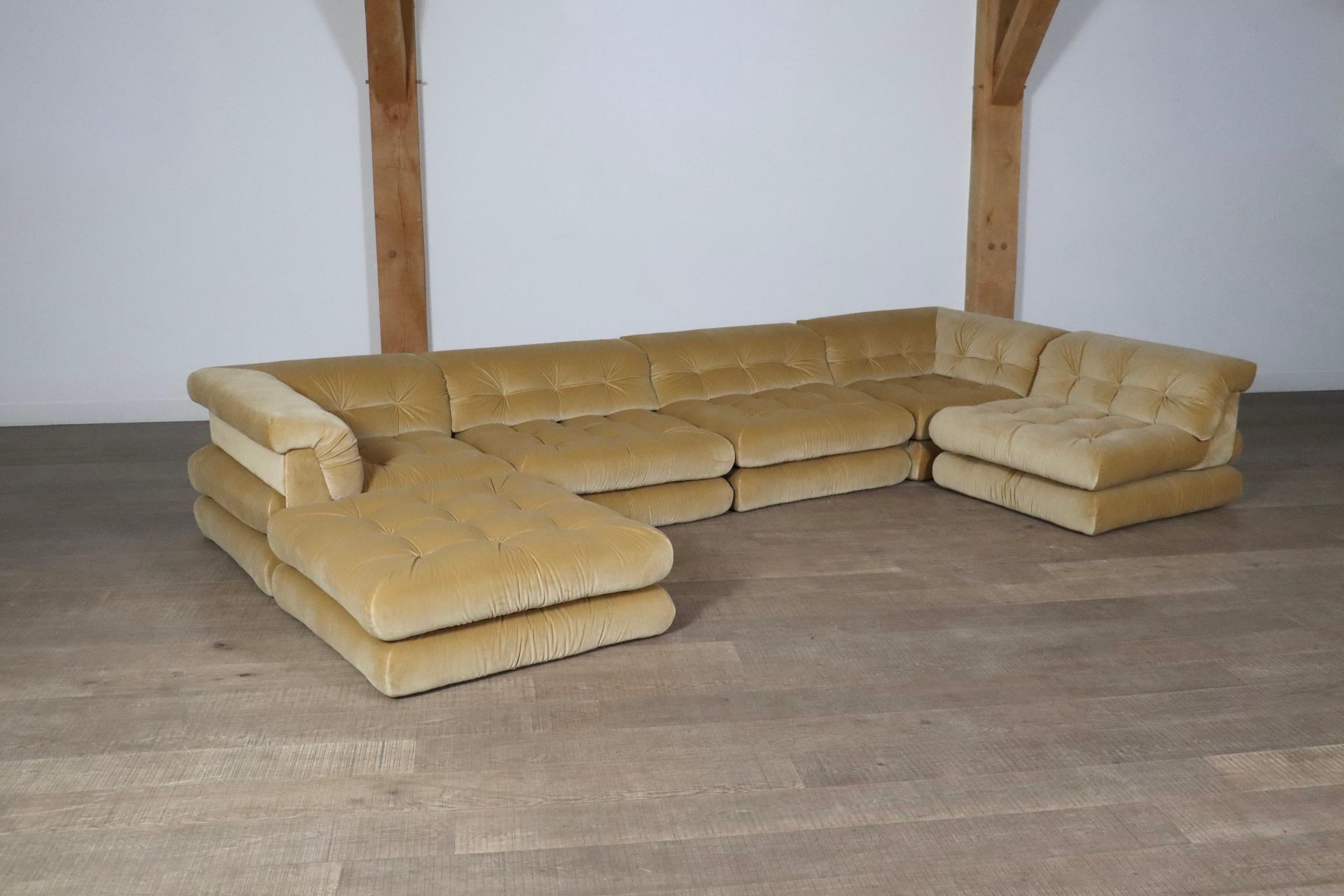 Première édition du canapé Mah Jong en velours beige de Hans Hopfer pour Roche Bobois, 197 en vente 3
