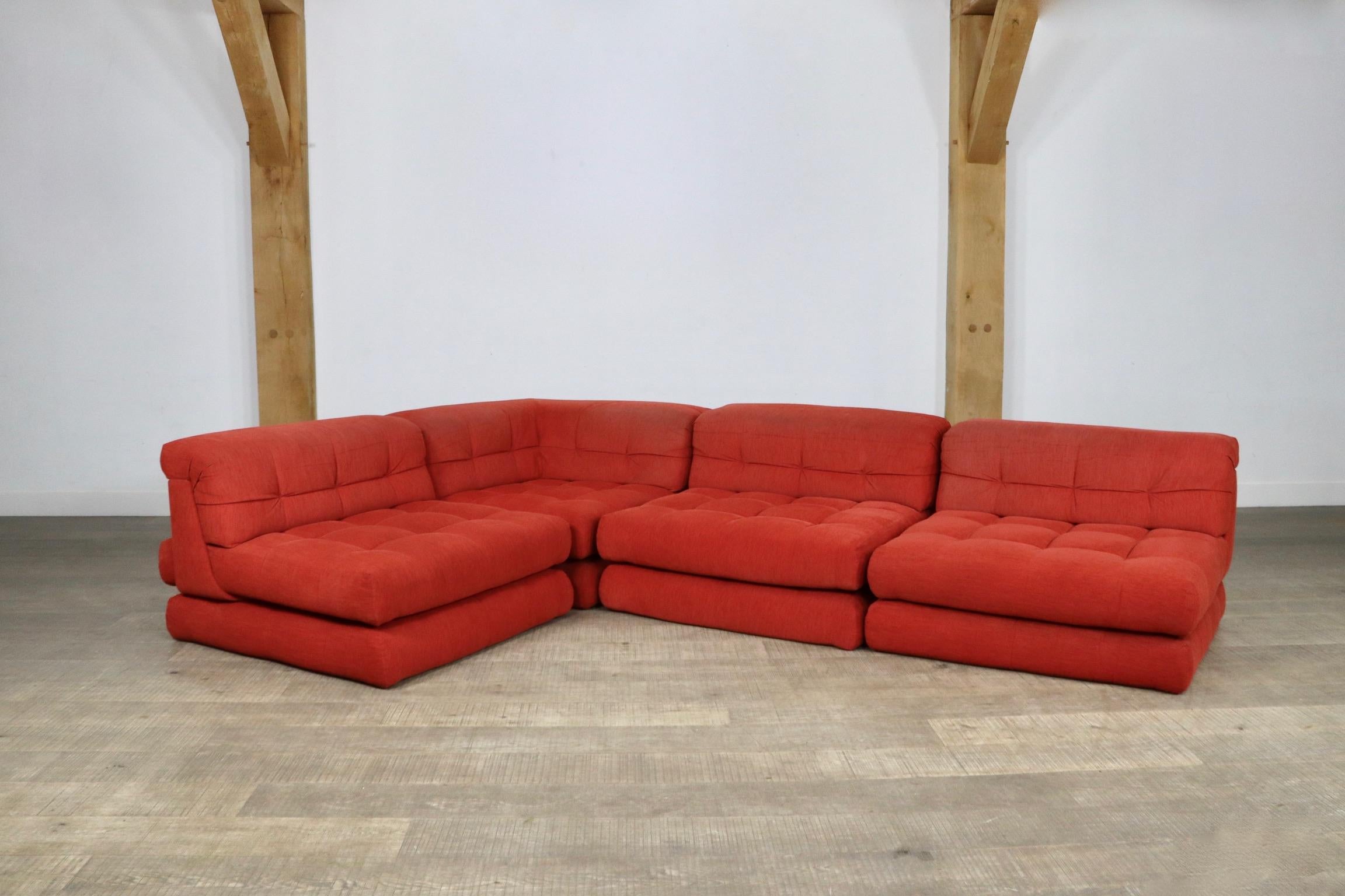 Incroyable canapé modulaire Mah Jong de Roche Bobois, première édition des années 1970 par Hans Hopfer et Philippe Roche, dans sa tapisserie originale en velours rouge. Dans les années 1970, Hans Hopfer a créé le canapé de salon Mah Jong, le design