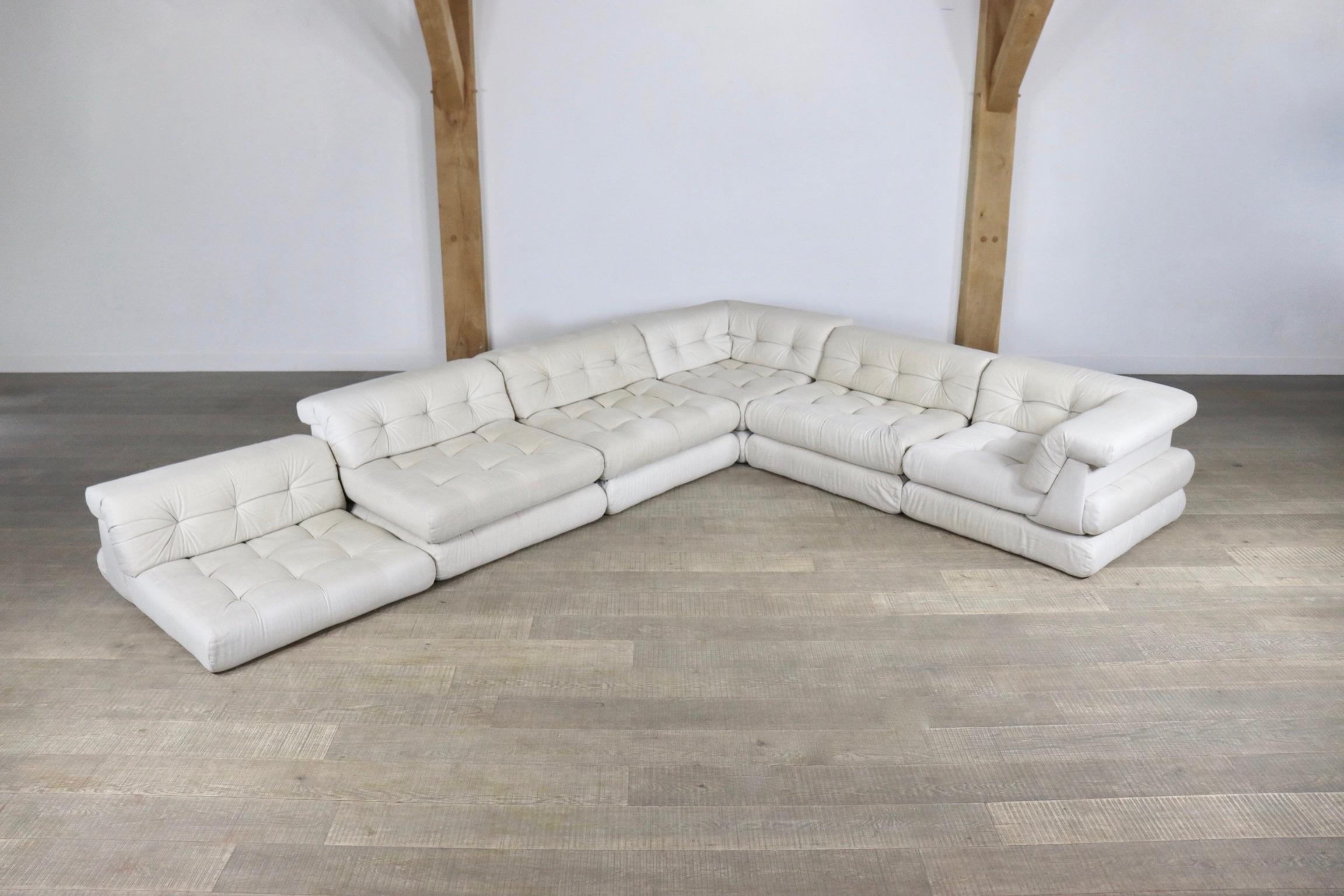 Incredible Roche Bobois first edition Mah Jong modular sofa from the 1970s by Hans Hopfer and Philippe Roche in original white linen upholstery. In the 1970s Hans Hopfer created the Mah Jong lounge sofa, Roche Bobois’s most recognized and iconic