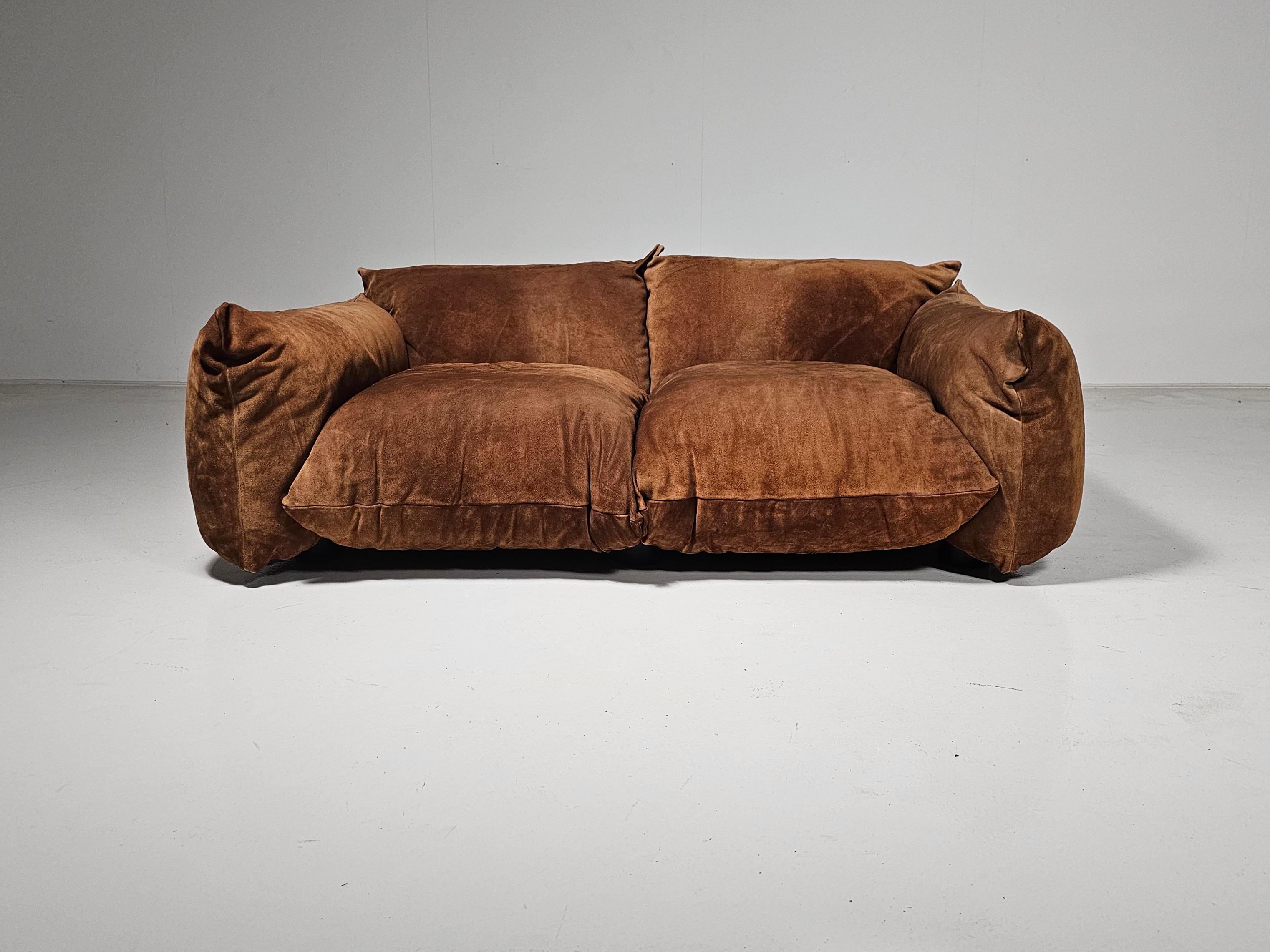 Mario Marenco for Arflex, 'Marenco' 2-seater sofa, suede, Italy, 1970

Early edition Marenco sofa designed by Mario Marenco for Arflex. It features a system that makes the armrest and seats the base portion. There is a metal tubular frame