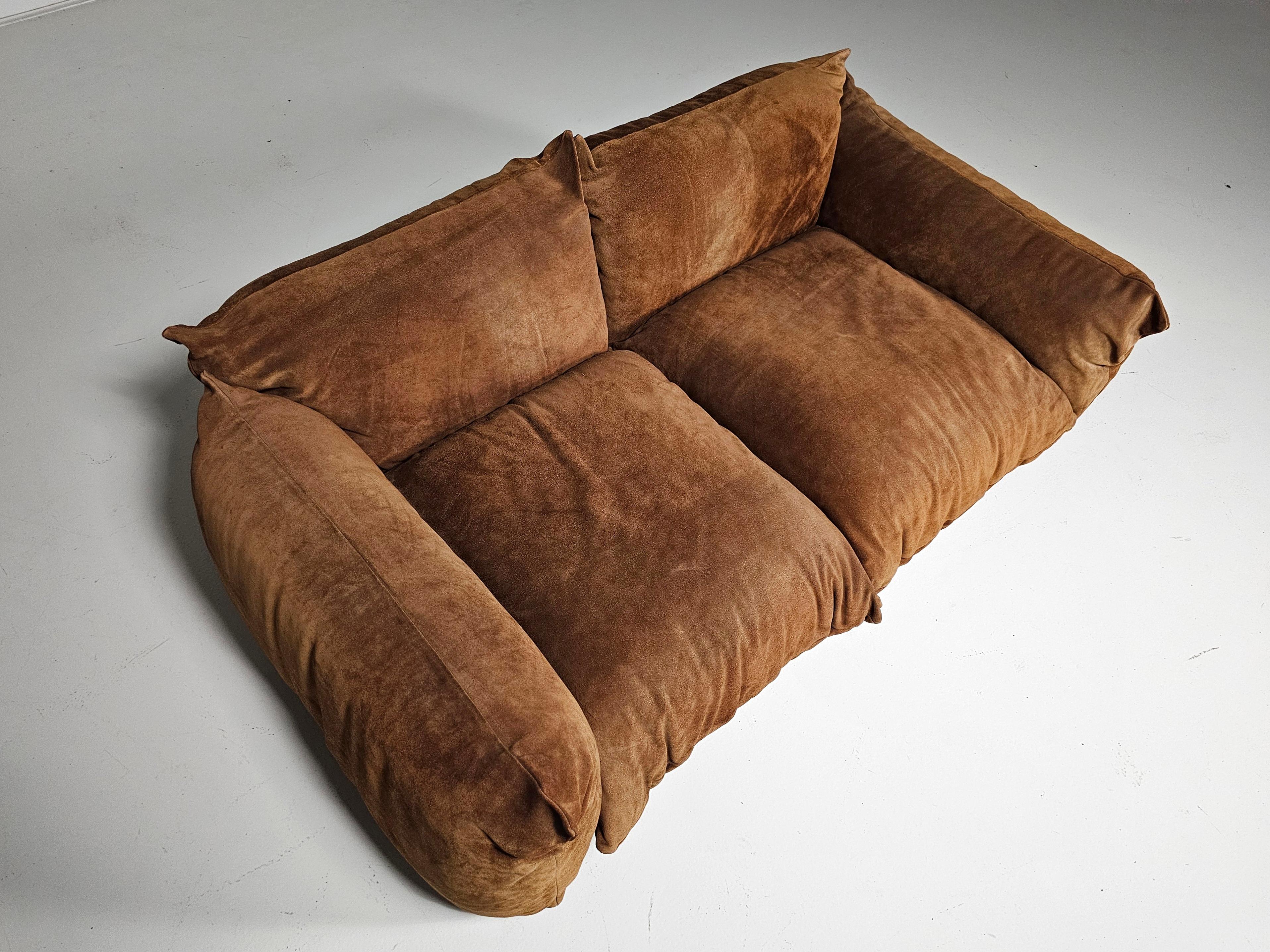First Edition Mario Marenco 2-seater sofa in light brown suede, Arflex, 1970s In Good Condition In amstelveen, NL