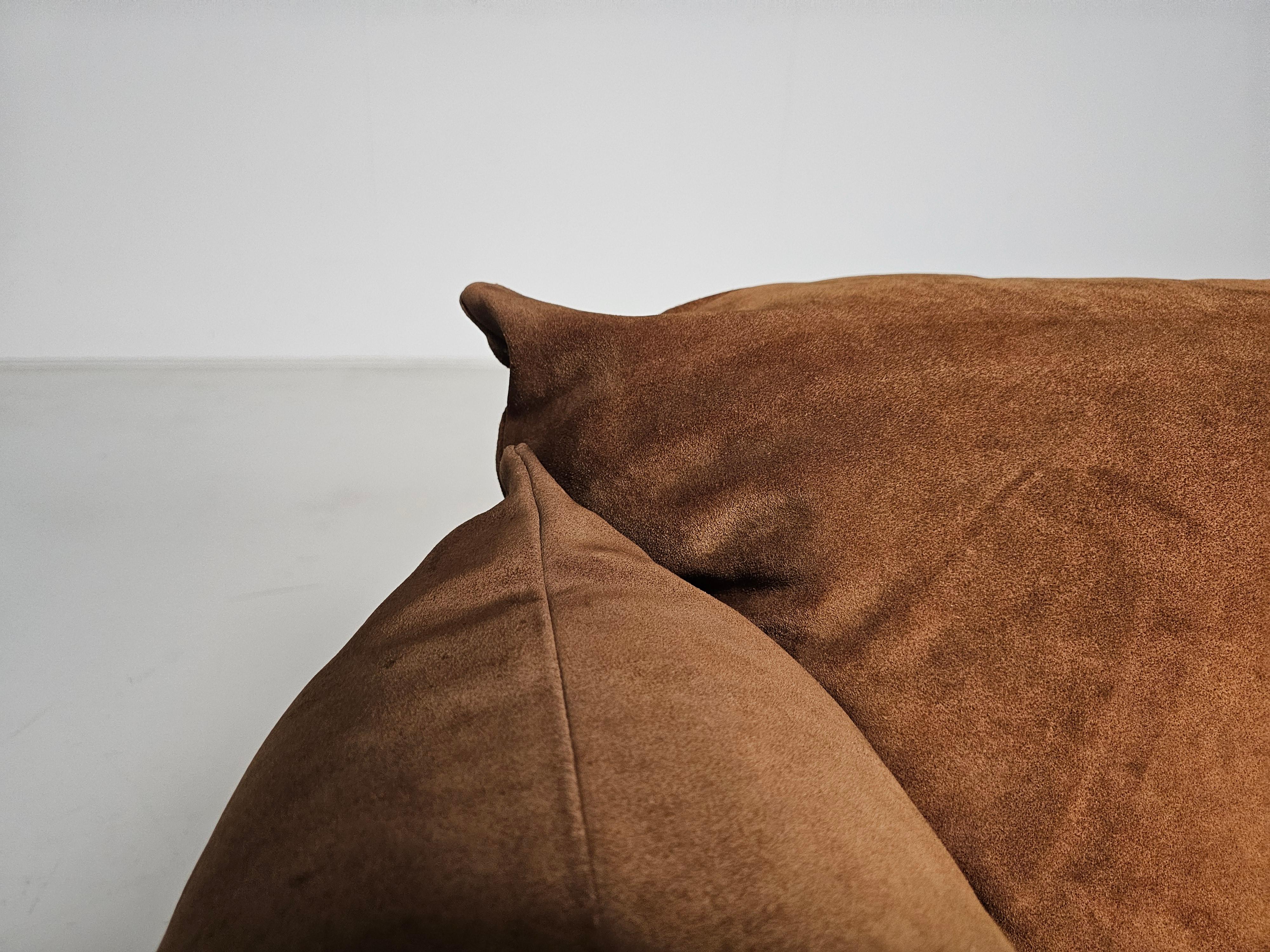 Late 20th Century First Edition Mario Marenco 2-seater sofa in light brown suede, Arflex, 1970s