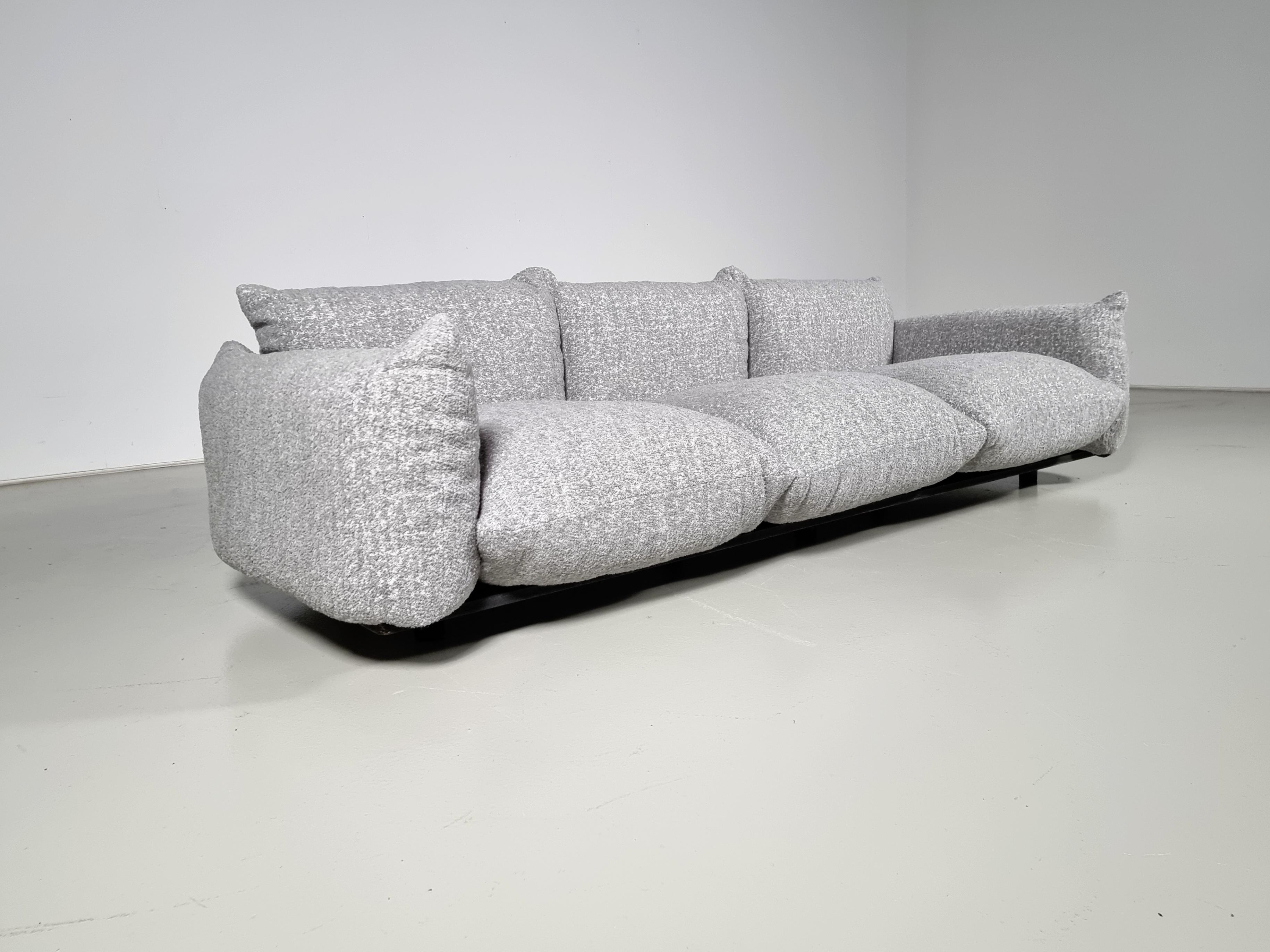 Mario Marenco for Arflex, 'Marenco' sofa, velvet, Italy, 1970

This first edition Marenco sofa is designed by Mario Marenco for Arflex. This sofa features a system with making the armrest and seats the base portion. There is a metal tubular frame