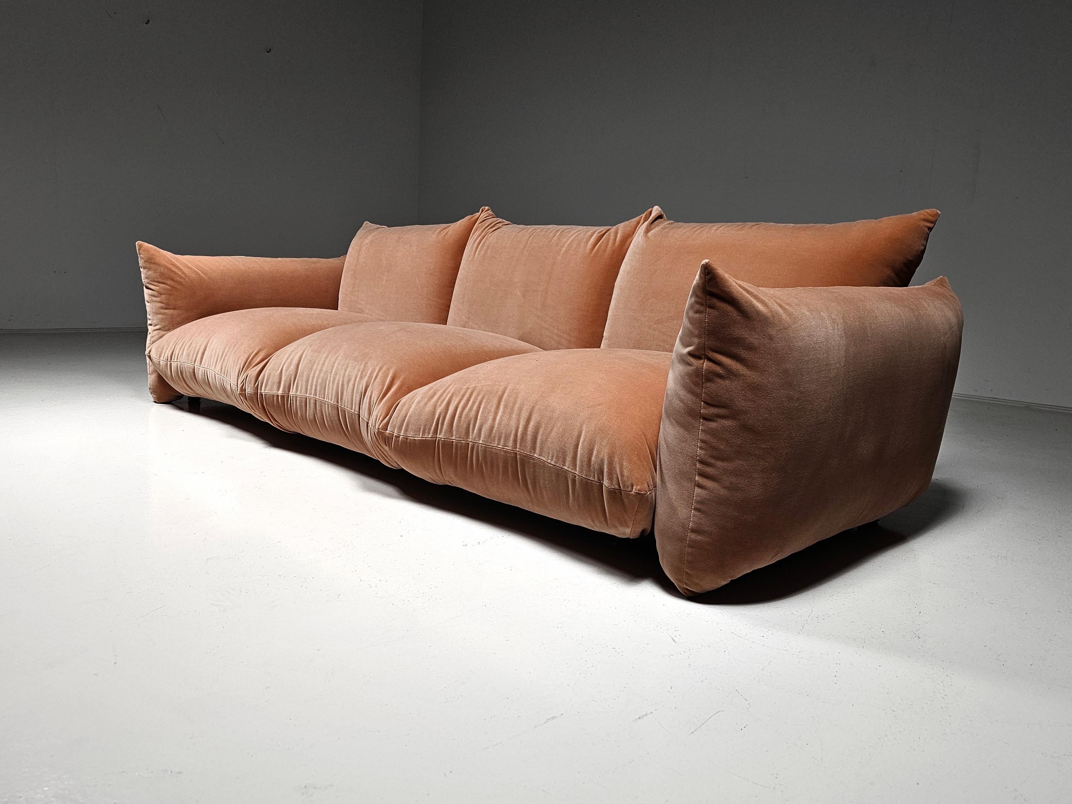 Mario Marenco for Arflex, 'Marenco' sofa, velvet, Italy, 1970

This first edition Marenco sofa is designed by Mario Marenco for Arflex. This sofa features a system with making the armrest and seats the base portion. There is a metal tubular frame