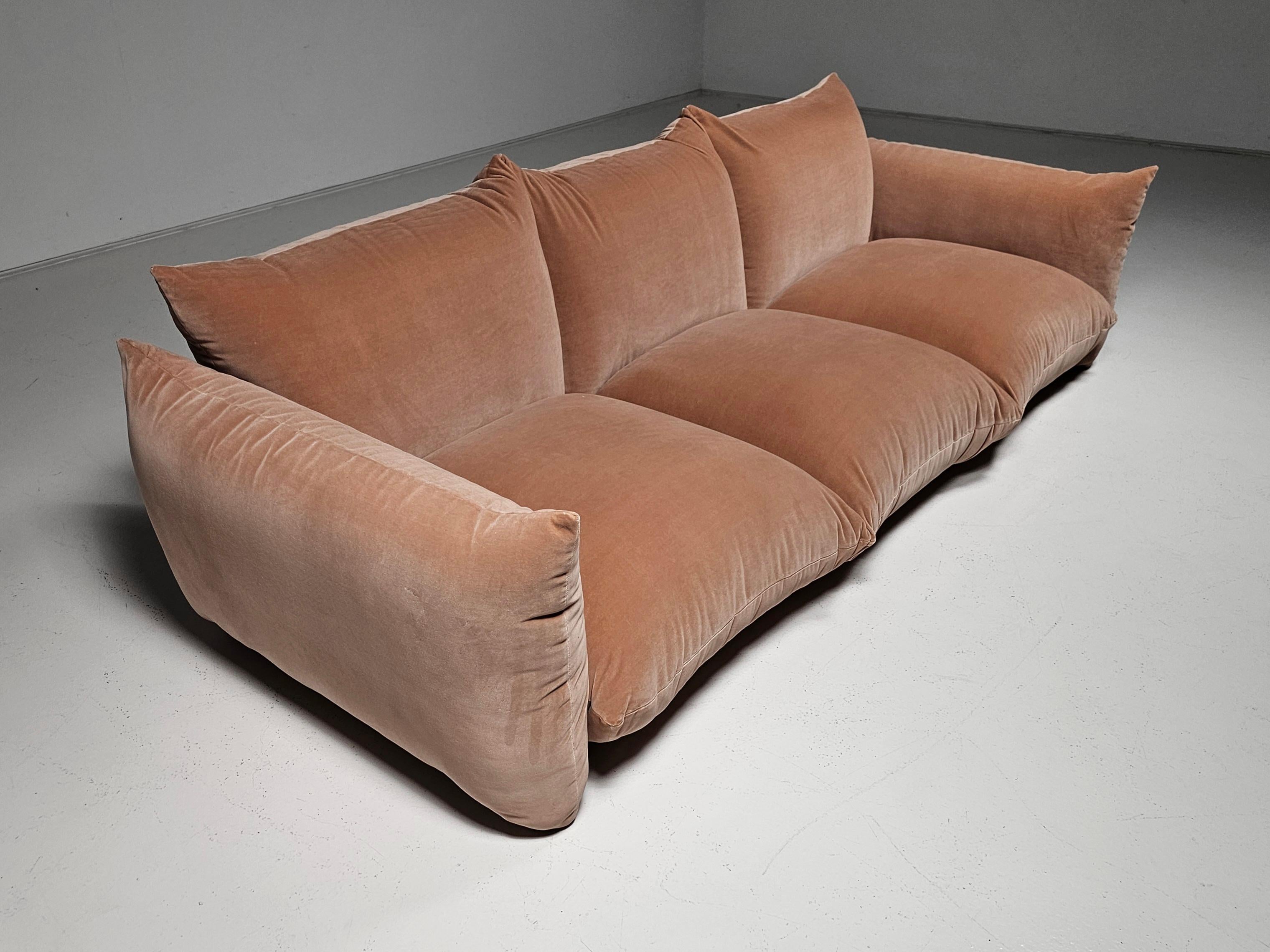 First Edition Mario Marenco 3-Seater Sofa in peach pink velvet for Arflex, 1970s In Good Condition In amstelveen, NL