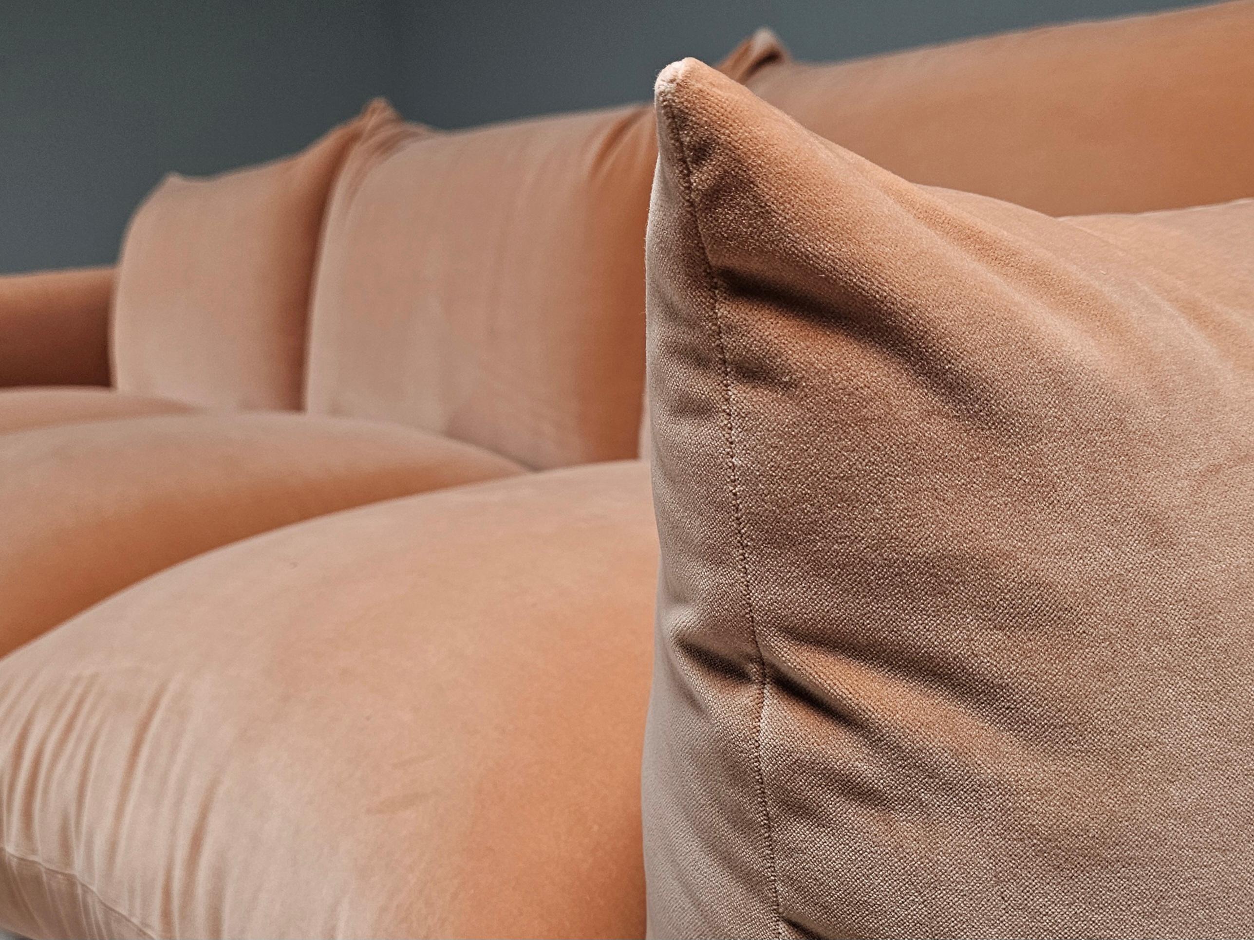 Late 20th Century First Edition Mario Marenco 3-Seater Sofa in peach pink velvet for Arflex, 1970s