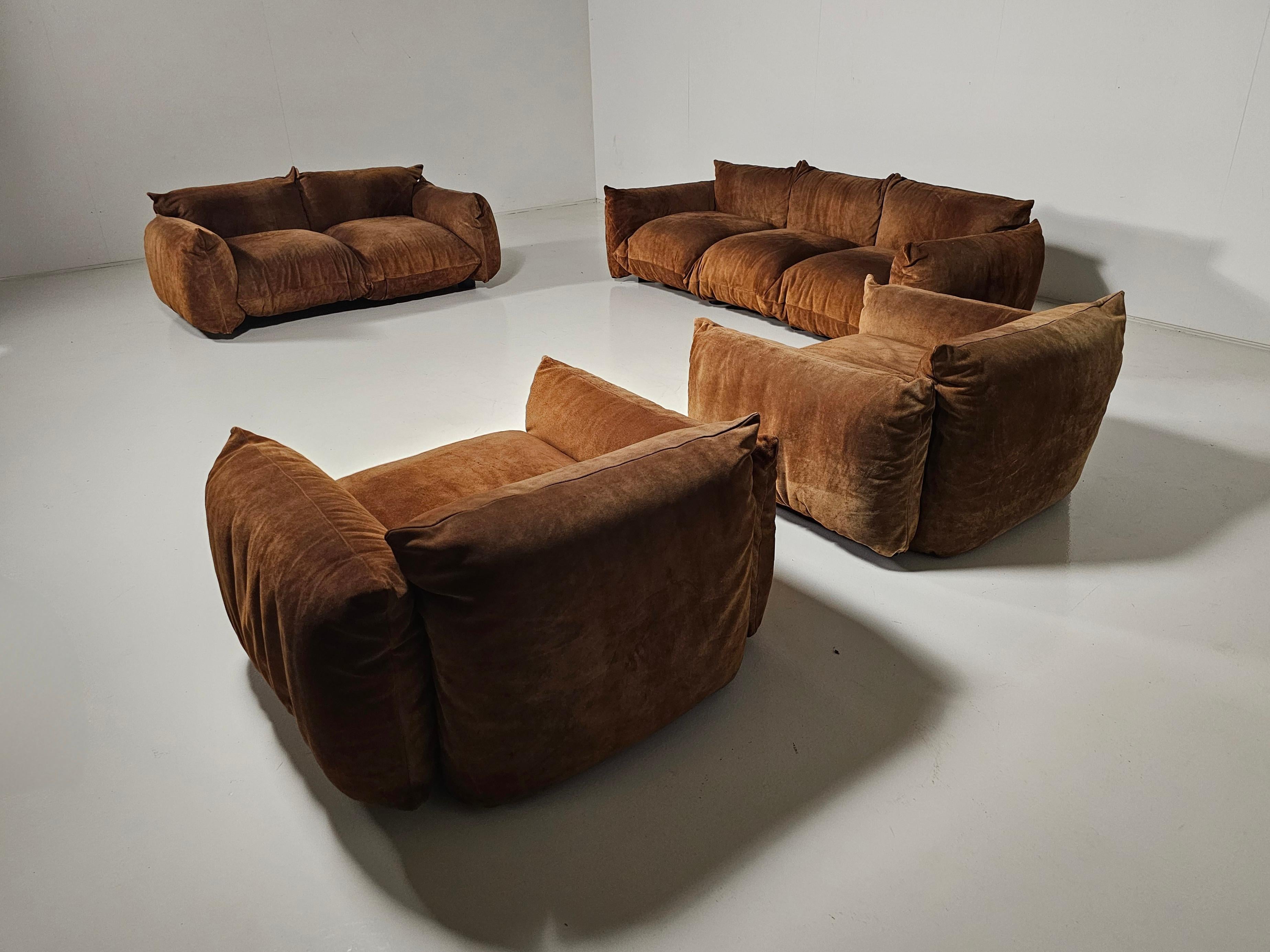 Mario Marenco for Arflex, 'Marenco' set, suede, Italy, 1970

Early edition Marenco set designed by Mario Marenco for Arflex. The set features a system that makes the armrest and seats the base portion. There is a metal tubular frame facilitated for