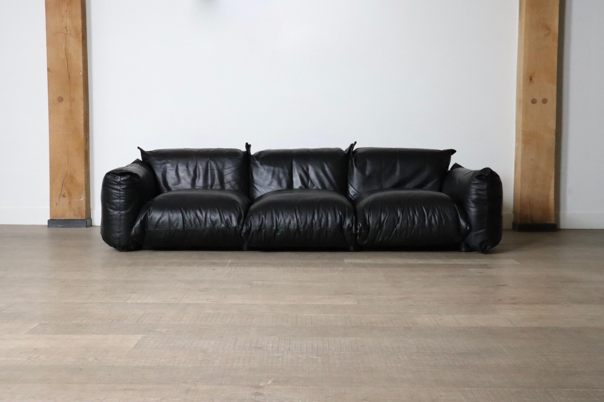 The iconic Marenco sofa, designed by Mario Marenco for Arflex Italy in the 1970s. An enduring symbol of comfort, versatility, and modern design.

This particular version, is an early edition and features the original black leather upholstery from