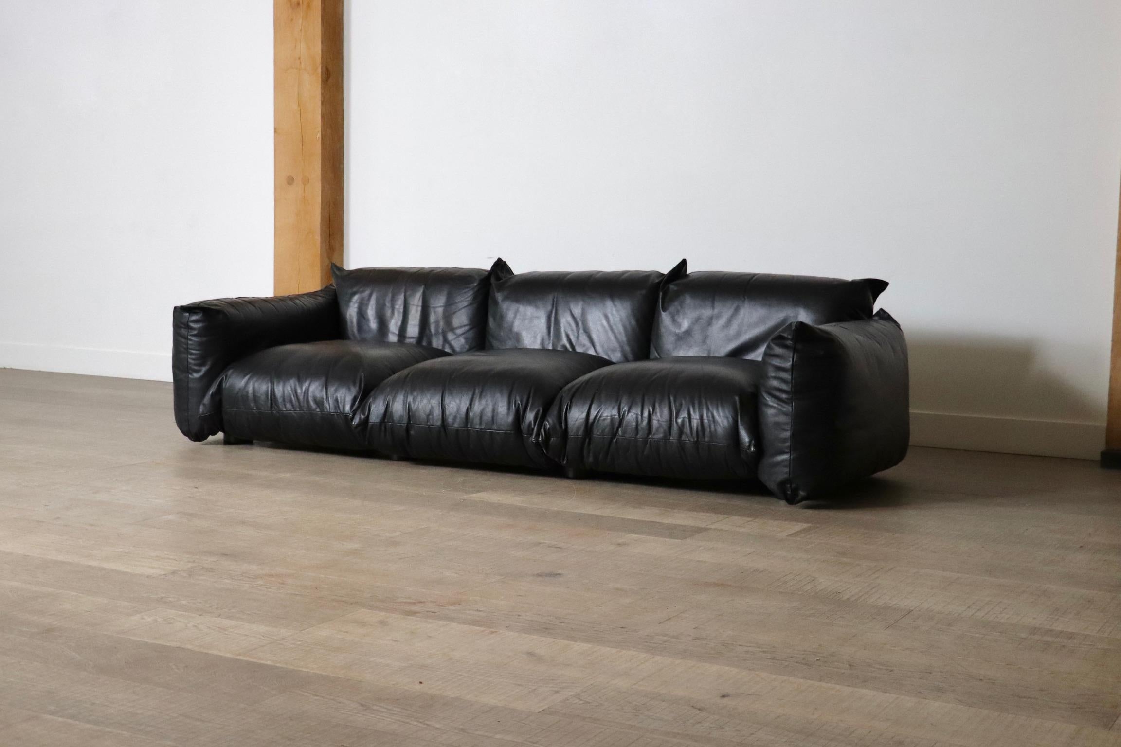 First edition Mario Marenco sofa in black leather for arflex, 1970s In Good Condition In ABCOUDE, UT