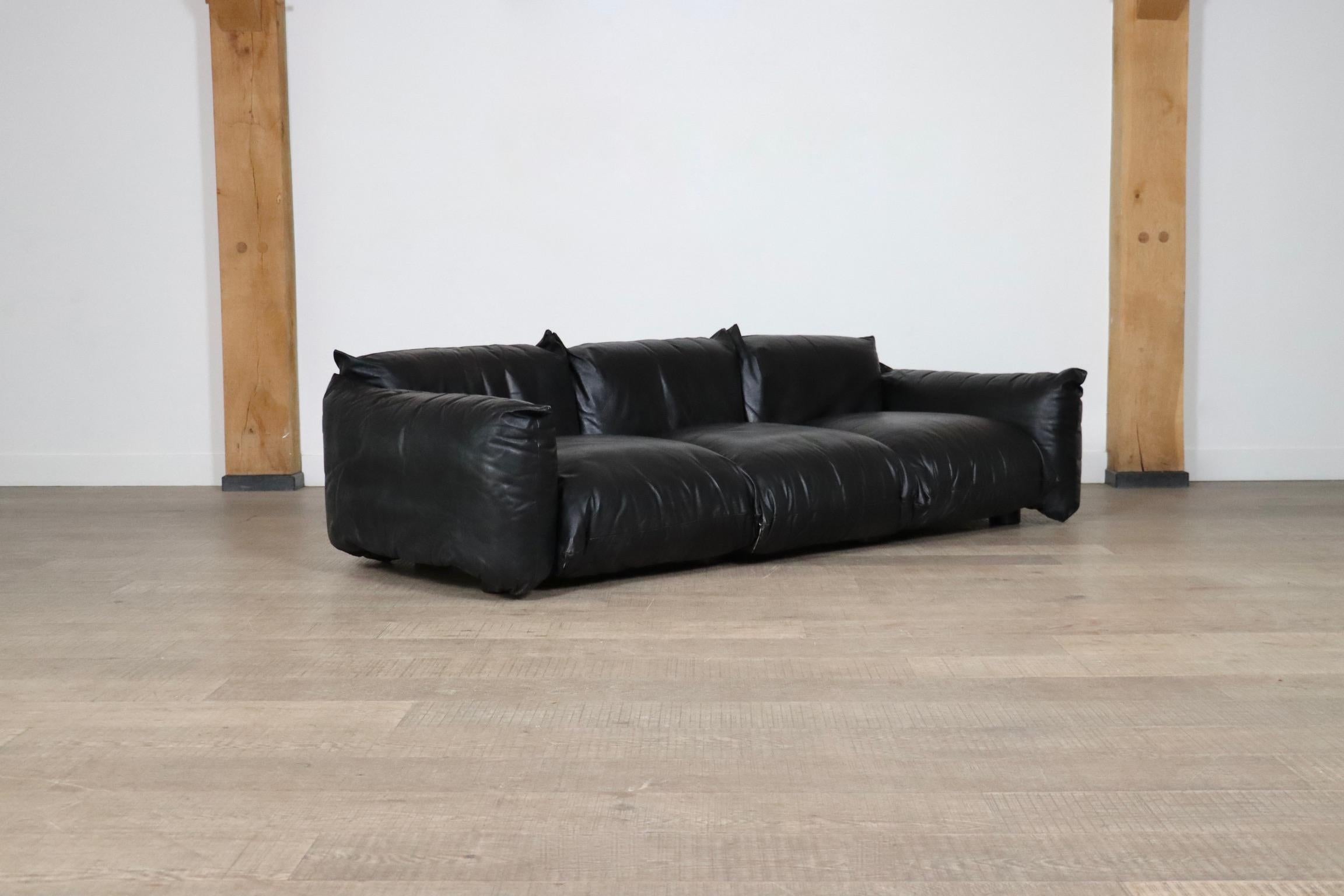Late 20th Century First edition Mario Marenco sofa in black leather for arflex, 1970s