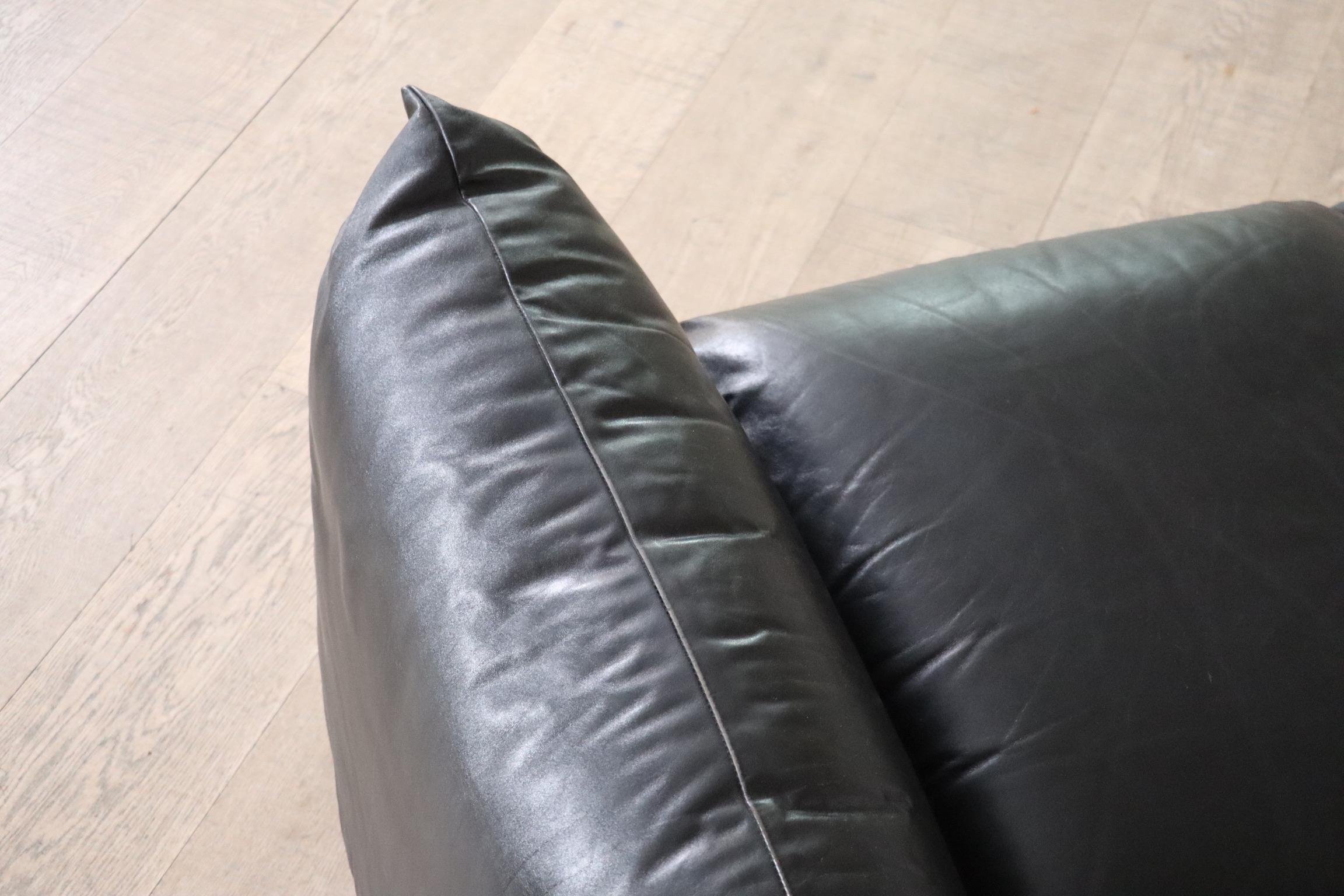 First edition Mario Marenco sofa in black leather for arflex, 1970s 4