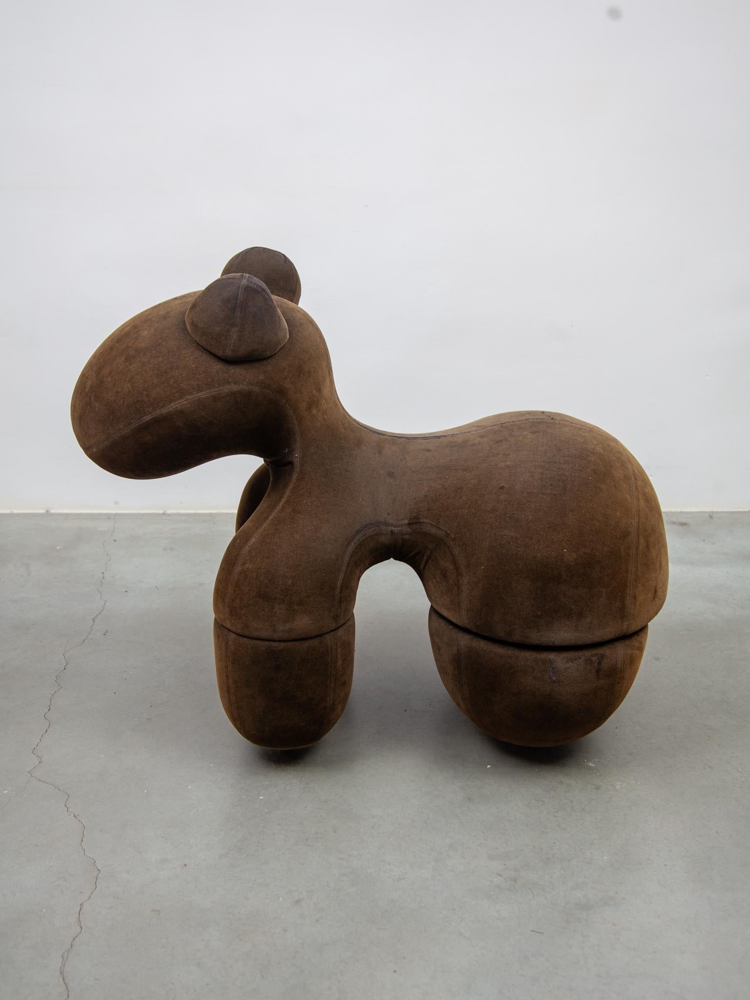 Taburete grande Escultura animal modelo Pony diseñada por Eero Aarnio, Finlandia 1973. Silla Pony tapizada con terciopelo marrón. Este icónico asiento fue diseñado originalmente por el finlandés Eero Aarnio en 1972. Tiene estructura de metal y