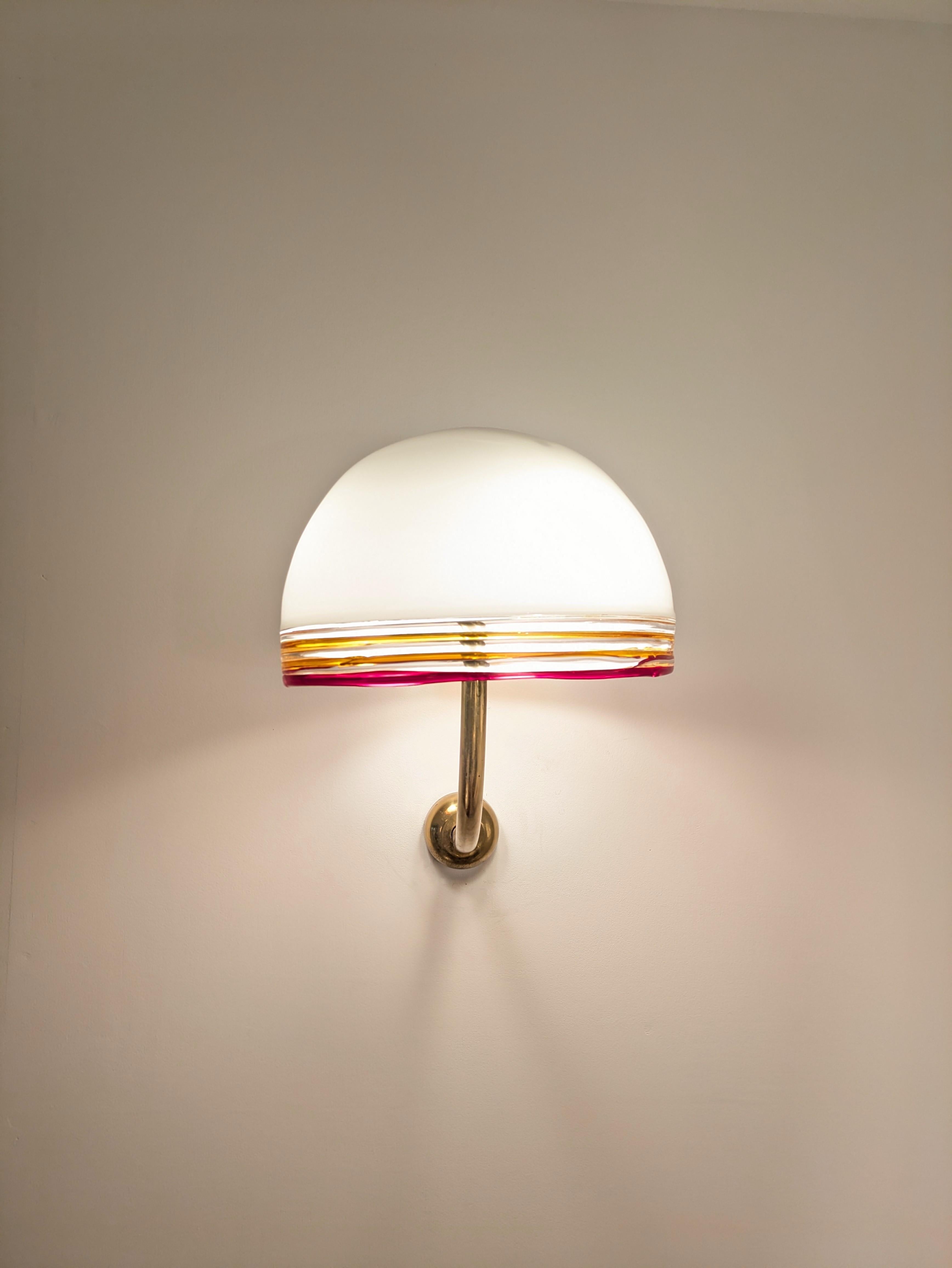 Erste Ausgabe der Wandleuchte Febo von Leucos und entworfen von Renato Toso und Roberto Pamio um 1965.
Sehr selten, da nur wenige hergestellt wurden. 
Der Schirm wird einfach auf den Messingarm gesteckt. 
Das Glas hat einen Durchmesser von 30 cm.