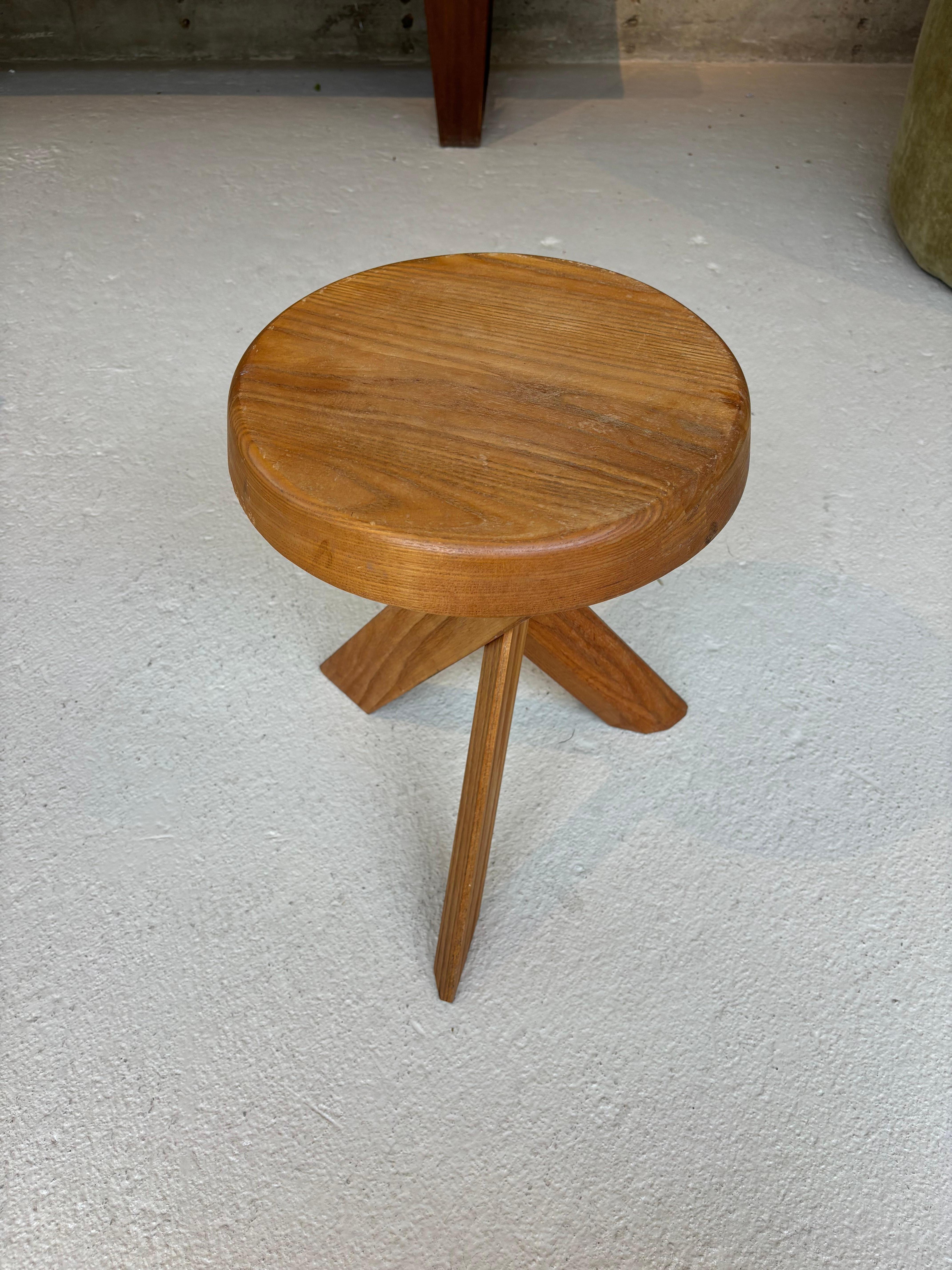 Jolie tabouret S31 par Pierre Chapo, jolie patine. 
Édition ancienne. 