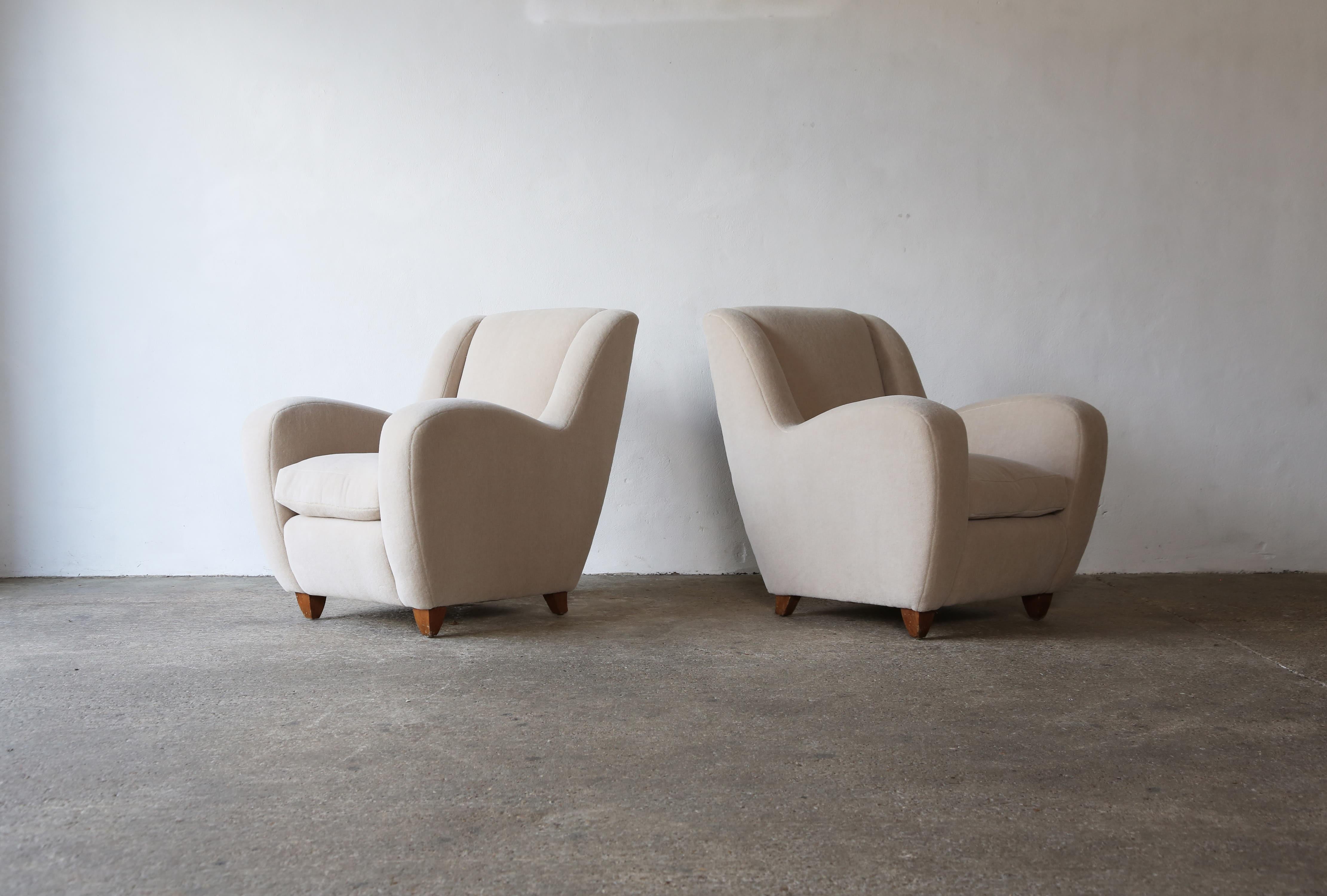 Rare paire de fauteuils Metropolis de Poltrona Frau, première édition, Italie, années 1950. Nouvellement tapissé d'un tissu en pure laine d'alpaga, doux et de première qualité, fabriqué sur mesure.  Expédition rapide dans le monde entier.
  


