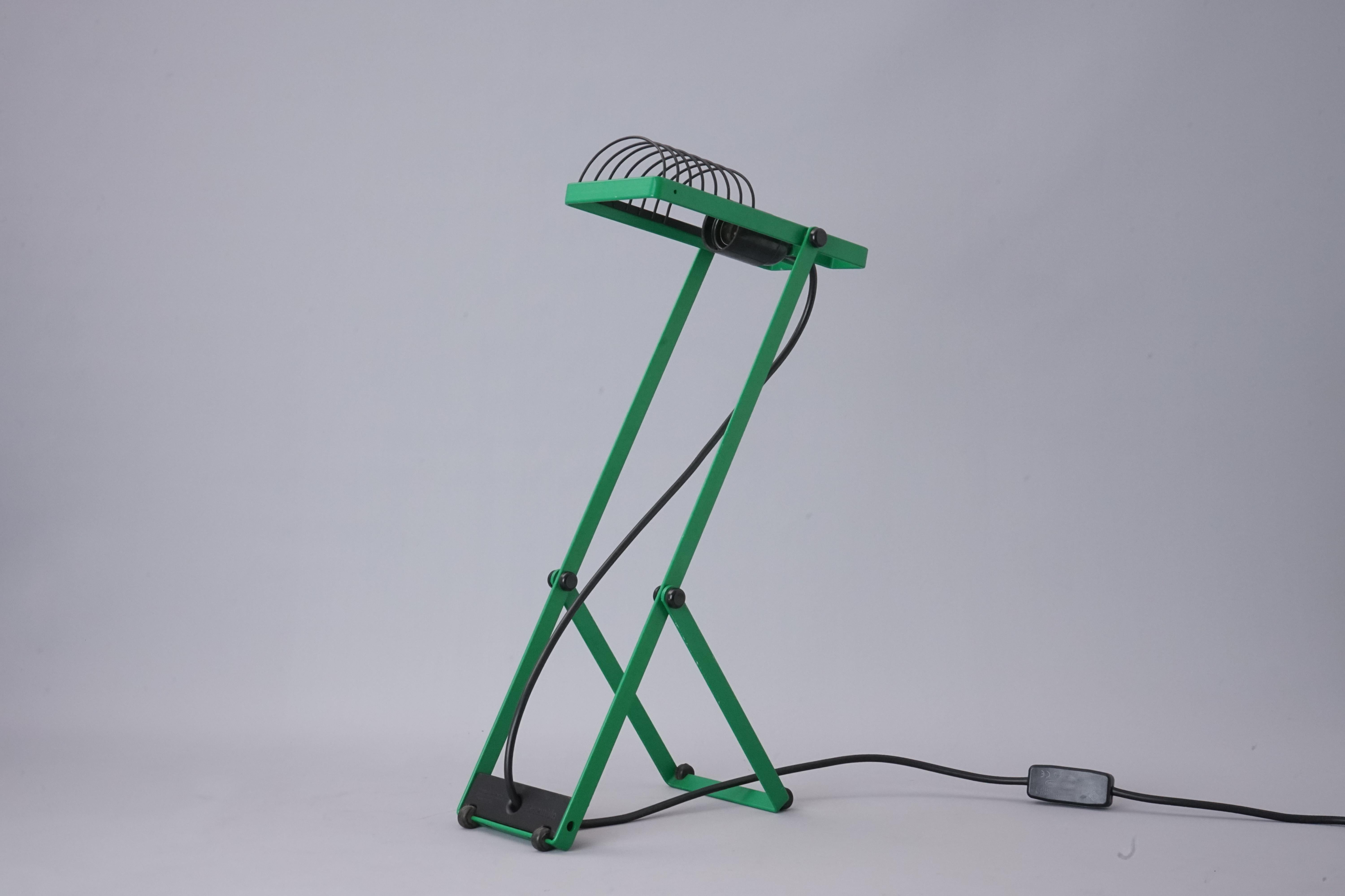 Green! One of the trend color in 2023. The series 'Sintesi' was designed by Ernesto Gismondi (1931-2020) around 1976. 

Very good original condition with slight signs of use. The original socket has been preserved and the connection cable including