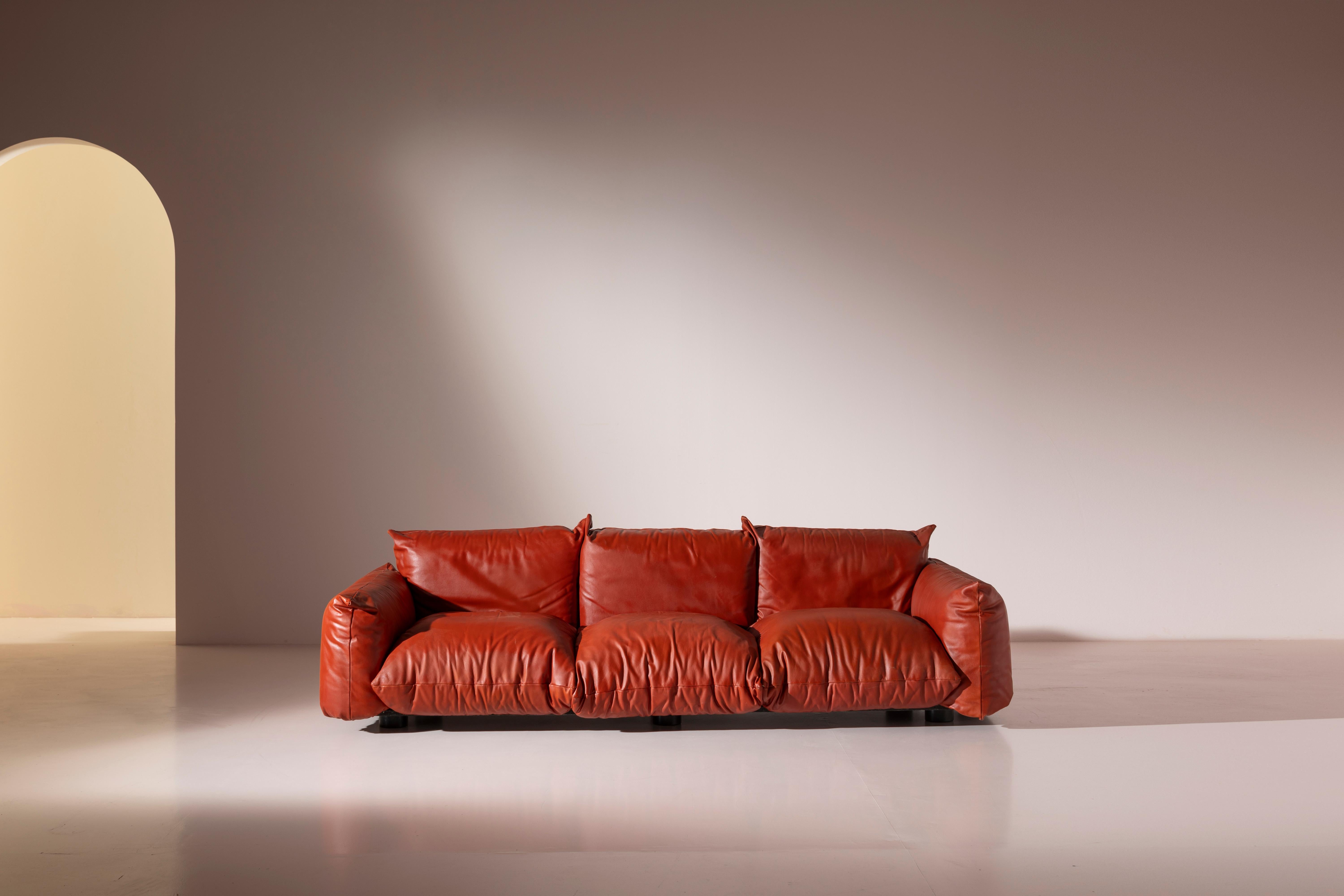 A first edition three-seater Marenco leather sofa by Arflex from the 1970s, designed by the talented Mario Marenco.

Introduced in 1970, this sofa showcases a modular architecture, comprising distinct seat, back, and arm cushions. Its linear,