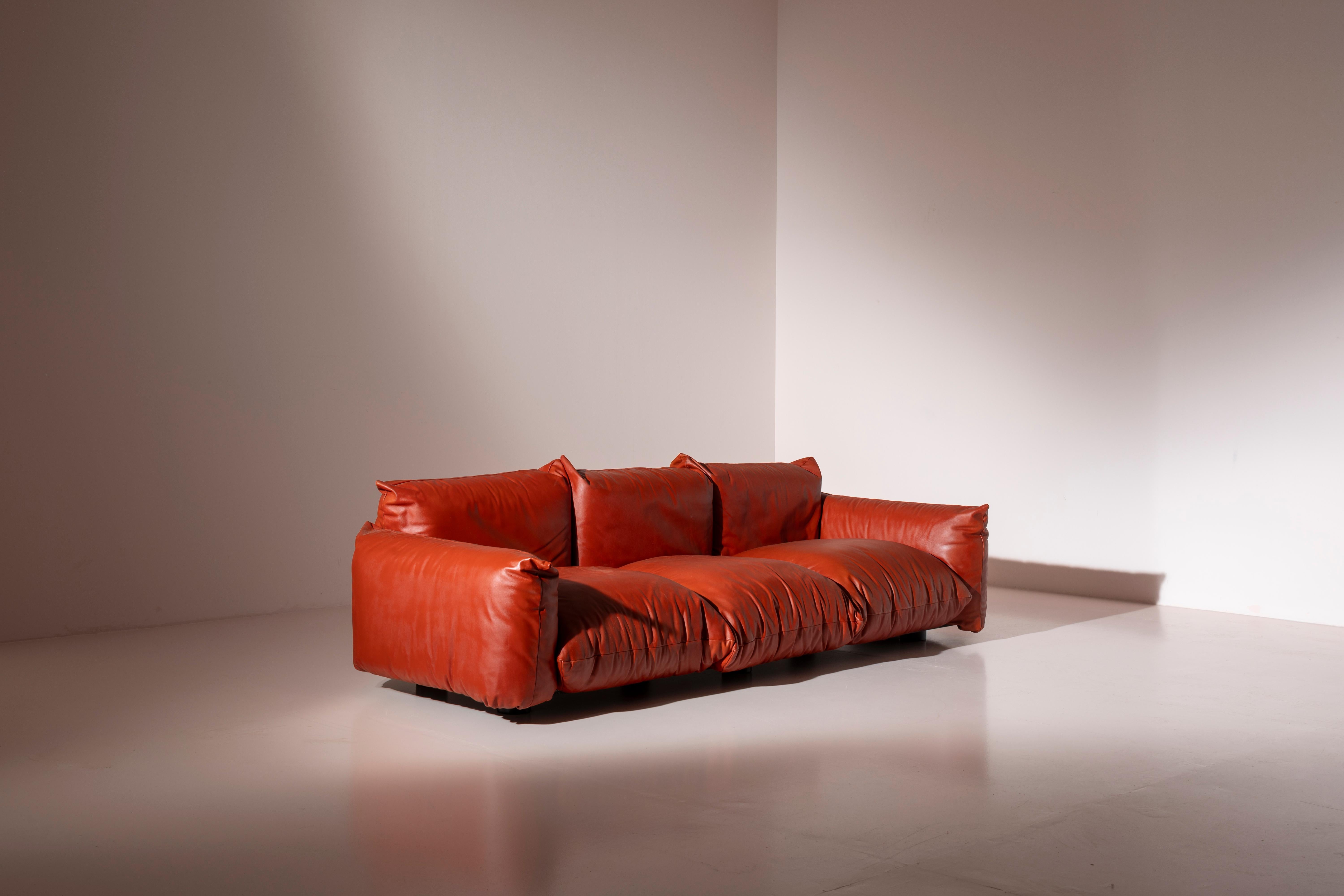 Italian First edition three seater leather sofa by Mario Marenco, Arflex, Italy, 1970s For Sale