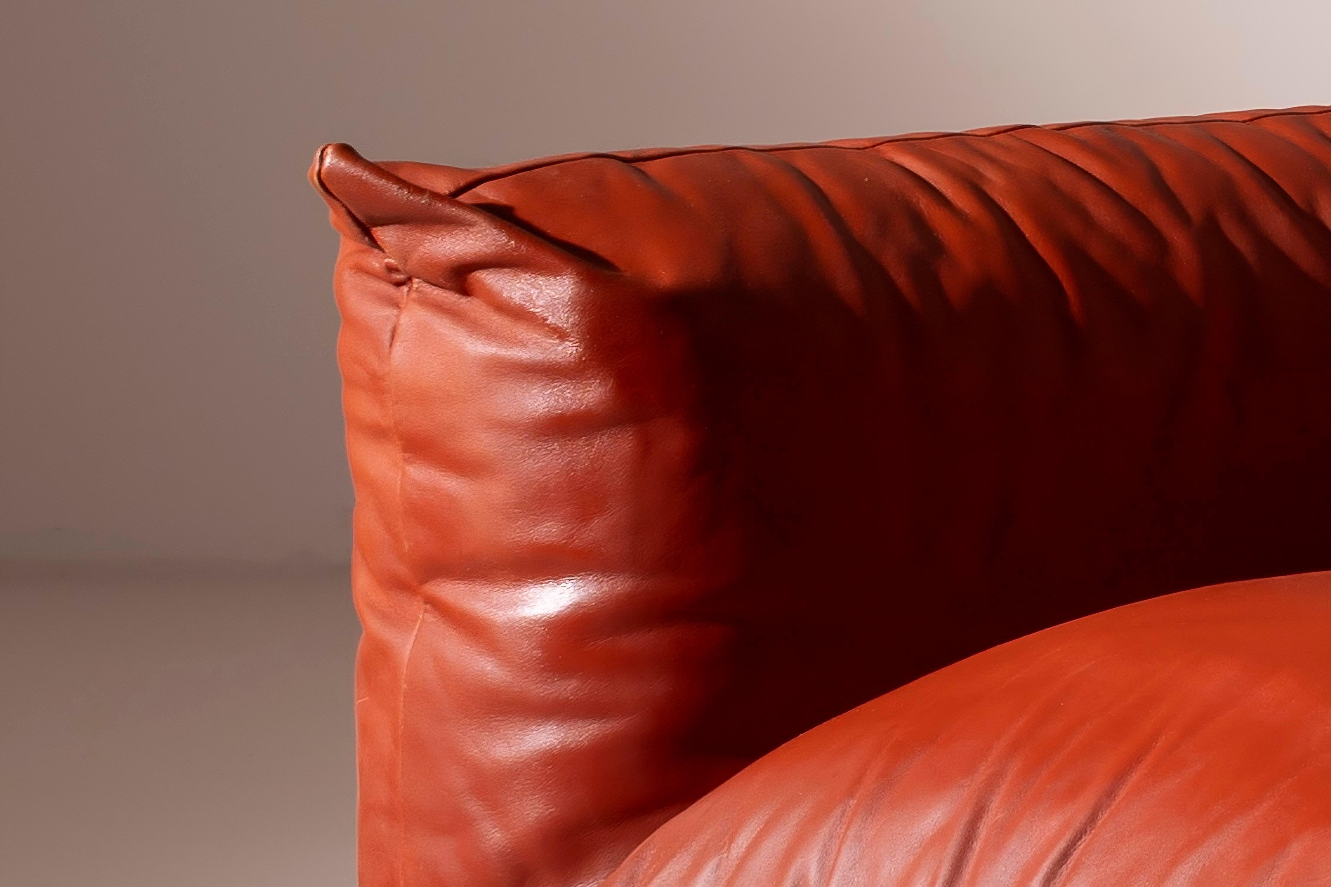 First edition three seater leather sofa by Mario Marenco, Arflex, Italy, 1970s For Sale 2