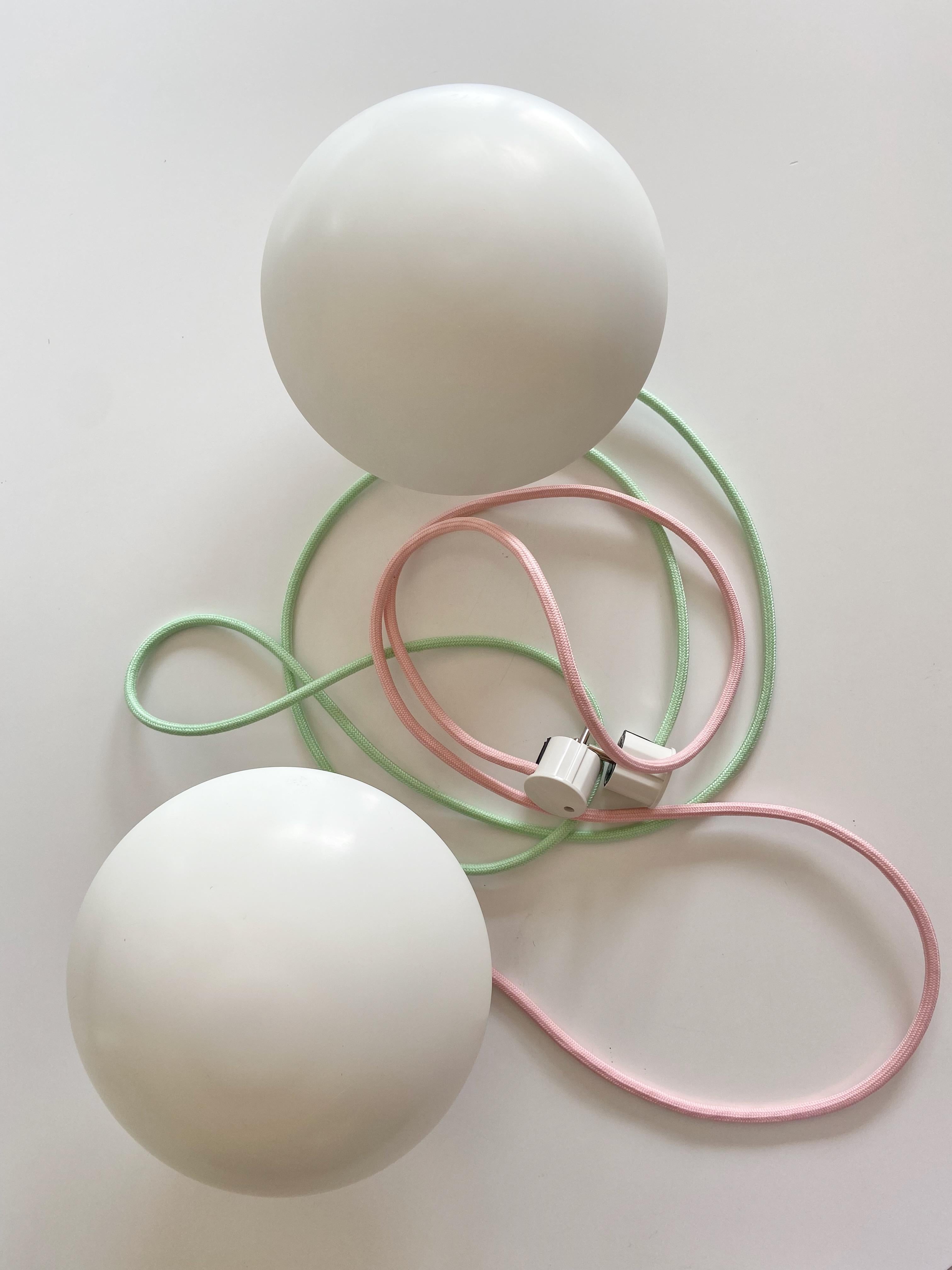 White and light pink PH hat wall lamp designed by Poul Henningsen in the 1960s and manufactured by Louis Poulsen in Denmark. Labeled with paper stickers from Louis Poulsen.
Measure: Diamter 22.5cm and first production with brass switch holder ! The