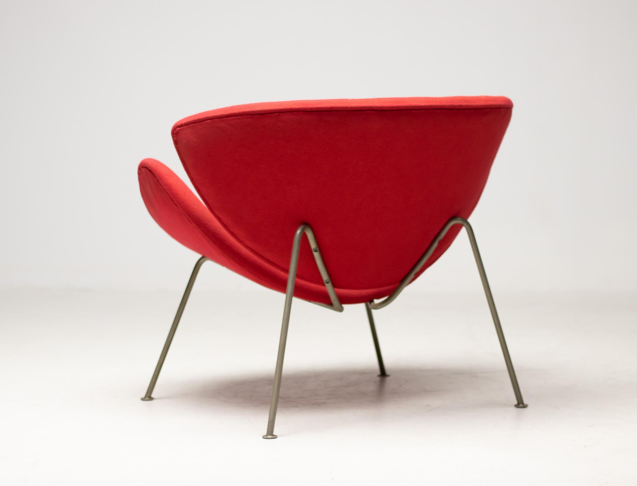 Very early example of this great design Classic by Pierre Paulin for Artifort.
Elegant zinc-plated steel frame instead of the later chrome-plated frame.
Refined slim seat and back shells made of upholstered plywood.