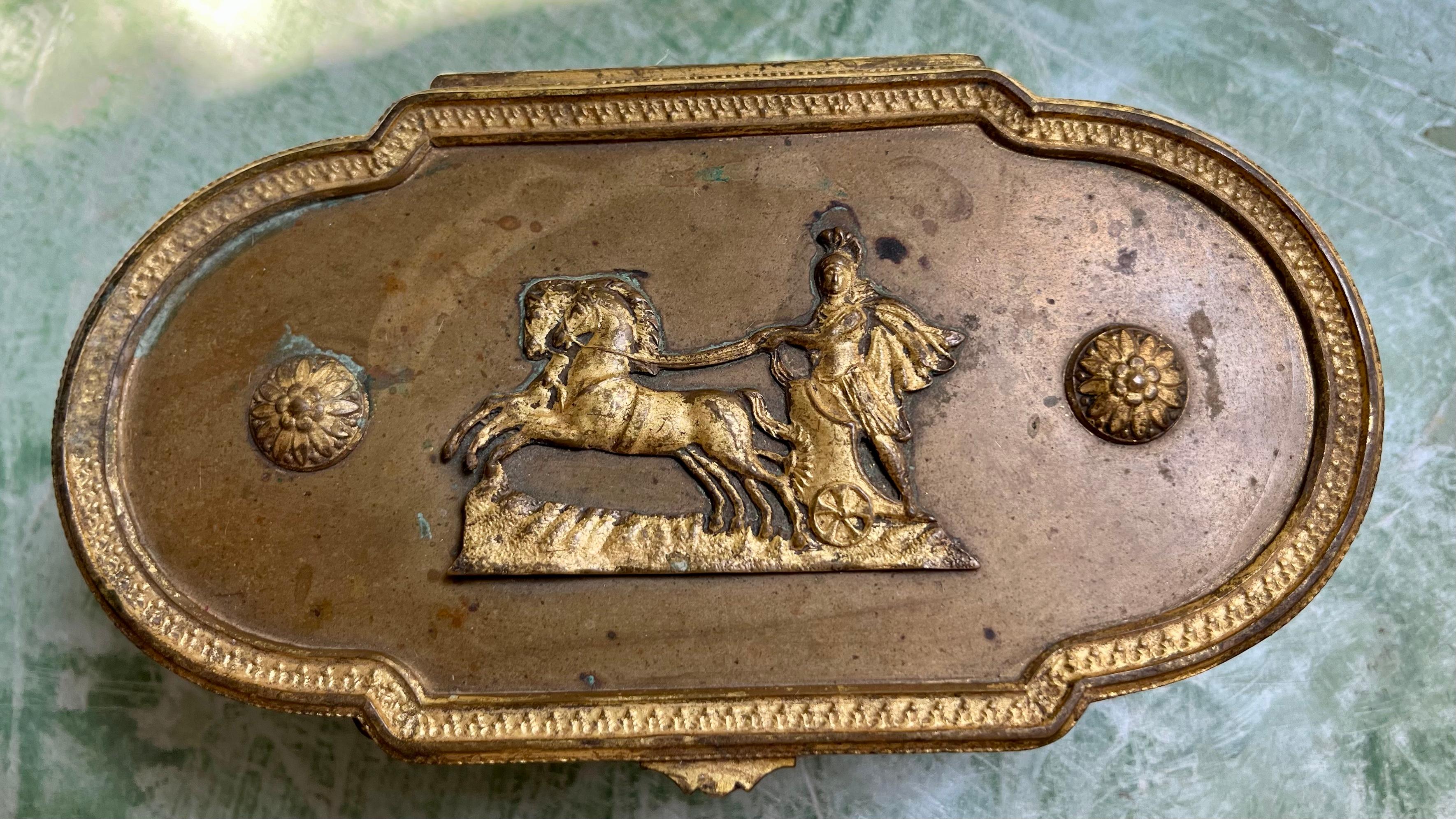 Vergoldete Bronzeschachtel des Ersten Kaiserreichs mit Apollo in seinem Chariot (Empire) im Angebot