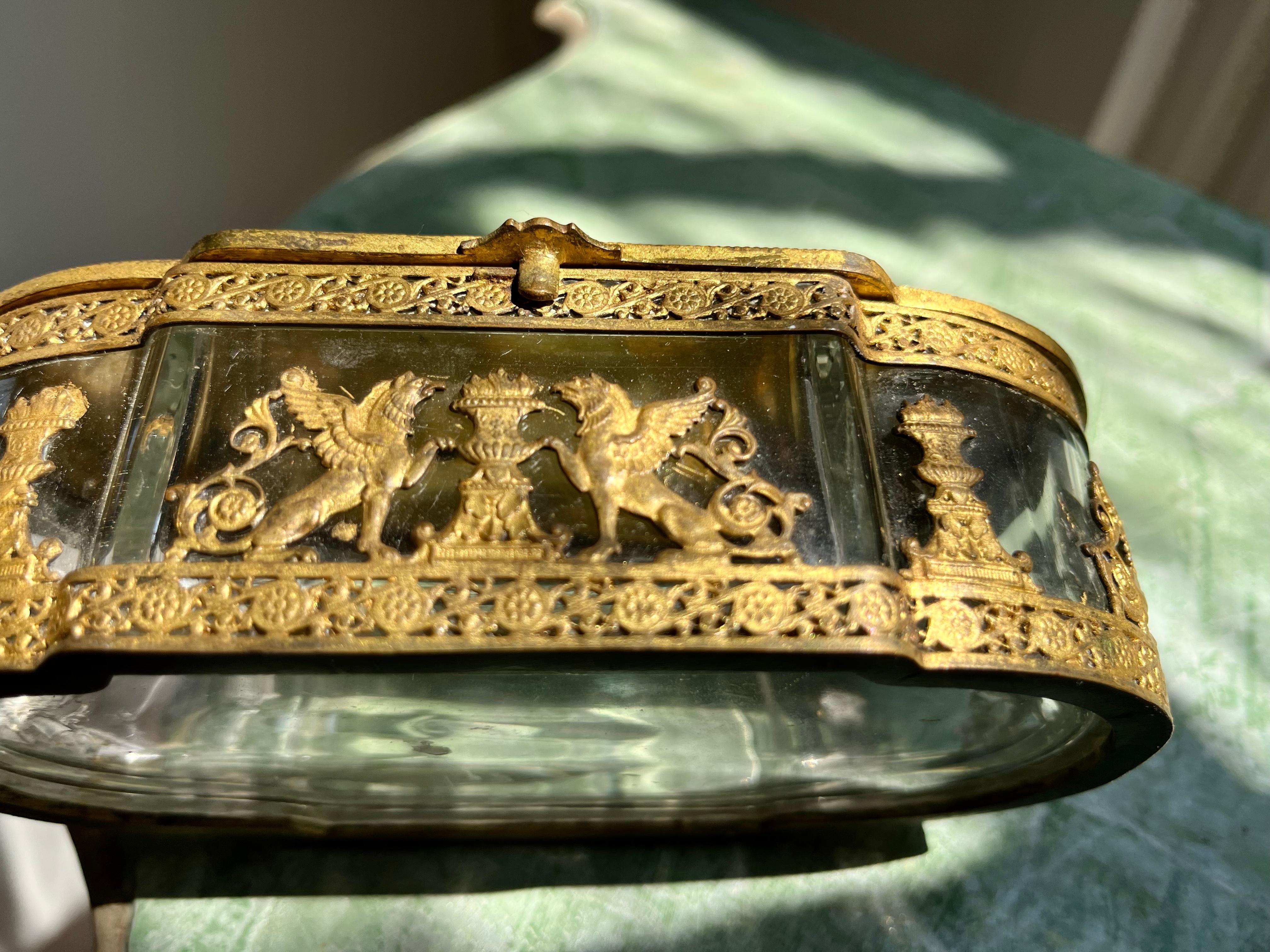 Vergoldete Bronzeschachtel des Ersten Kaiserreichs mit Apollo in seinem Chariot (Französisch) im Angebot