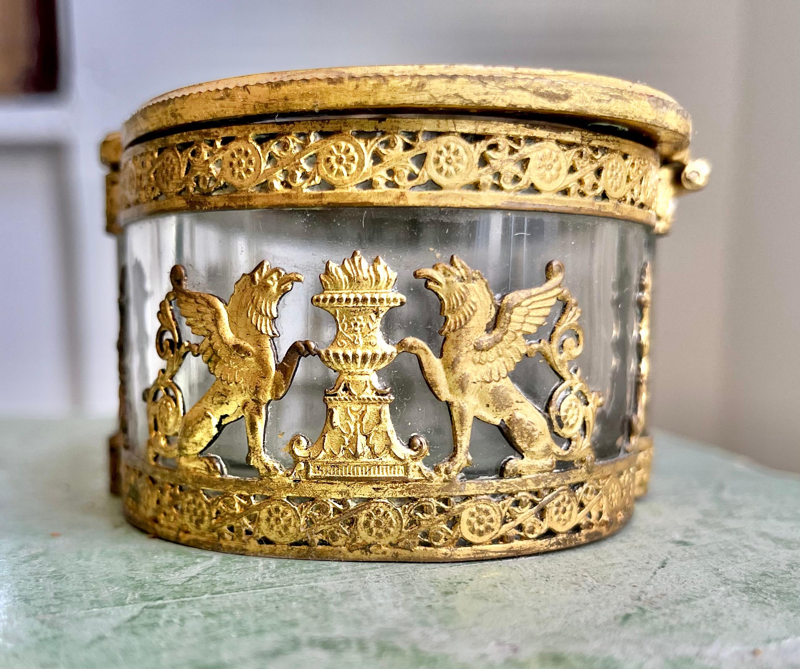 Vergoldete Bronzeschachtel des Ersten Kaiserreichs mit Apollo in seinem Chariot (19. Jahrhundert) im Angebot