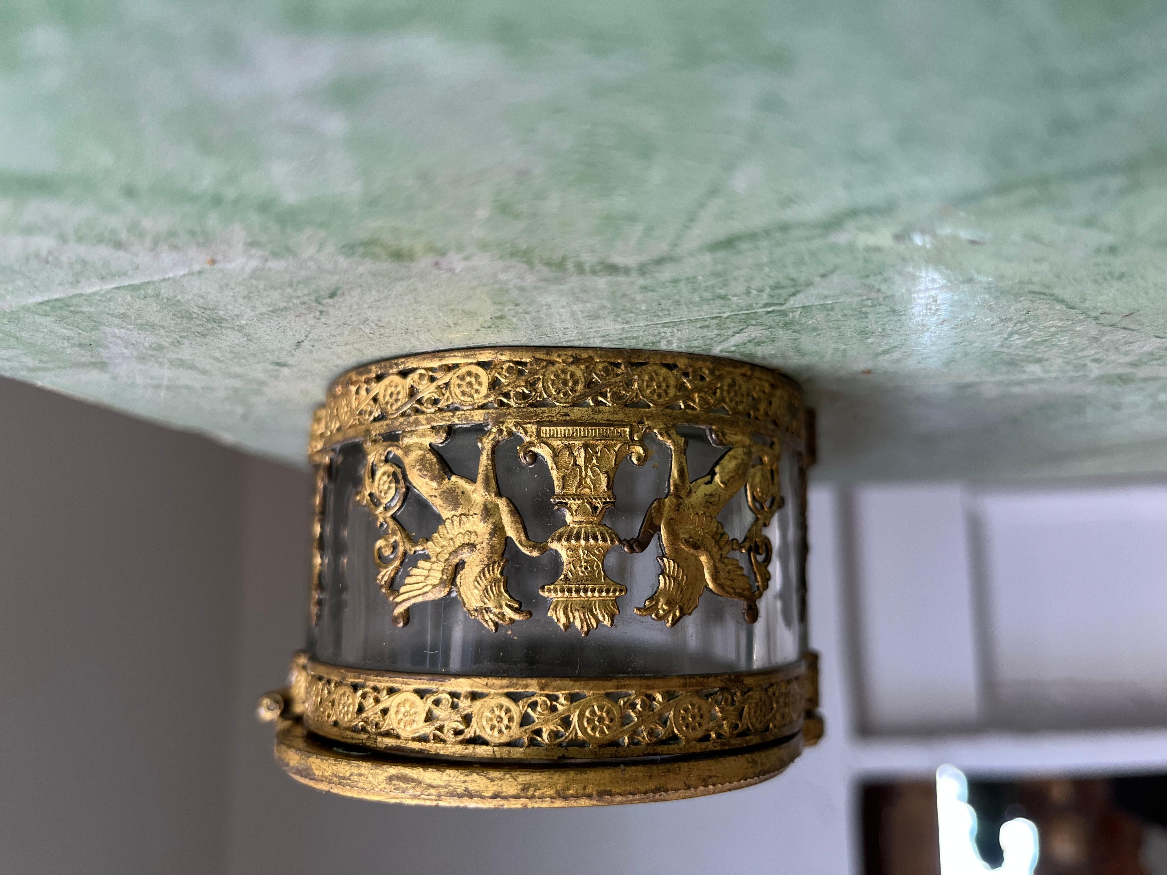 Vergoldete Bronzeschachtel des Ersten Kaiserreichs mit Apollo in seinem Chariot im Angebot 1