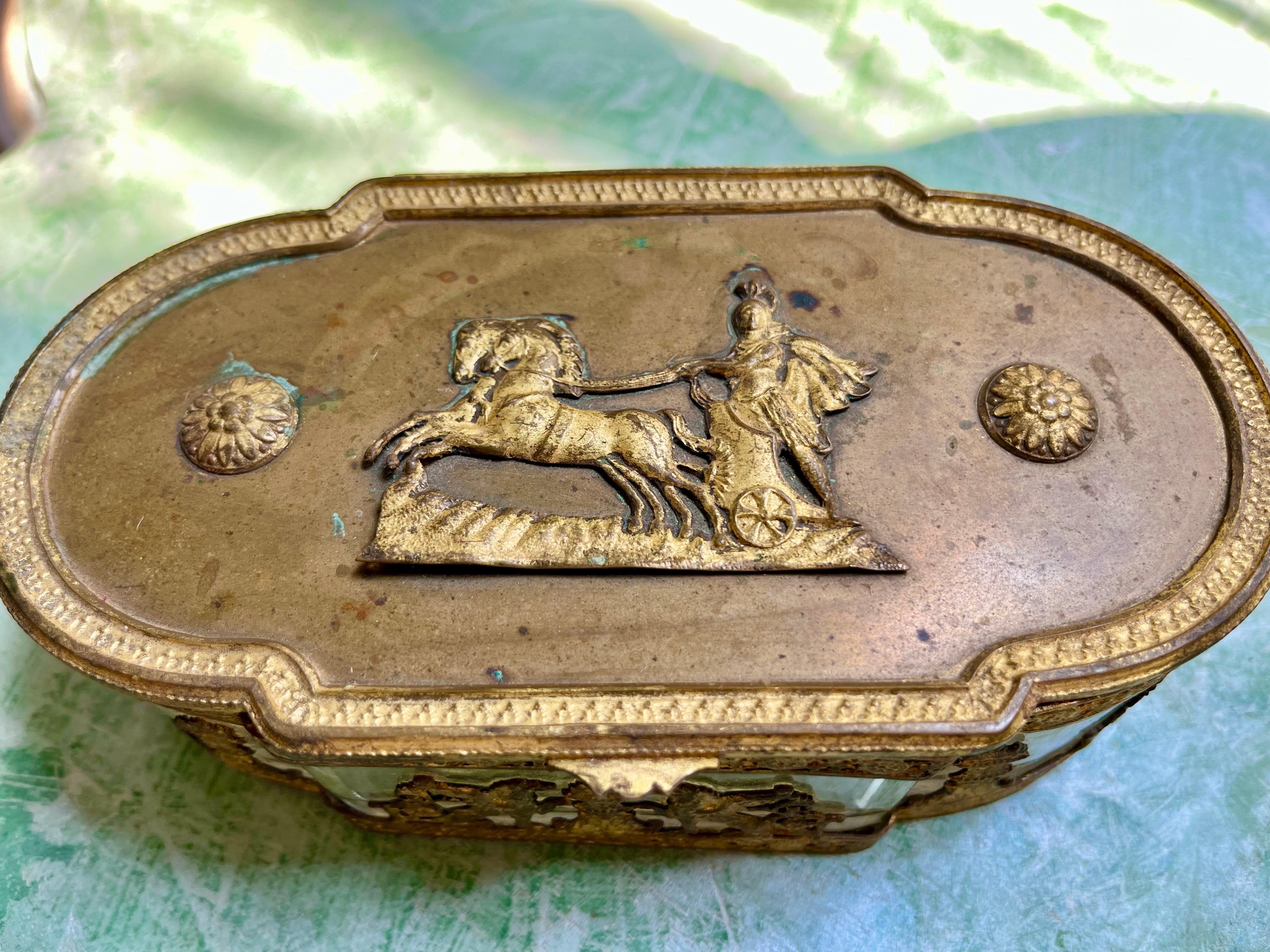 Vergoldete Bronzeschachtel des Ersten Kaiserreichs mit Apollo in seinem Chariot im Angebot 2