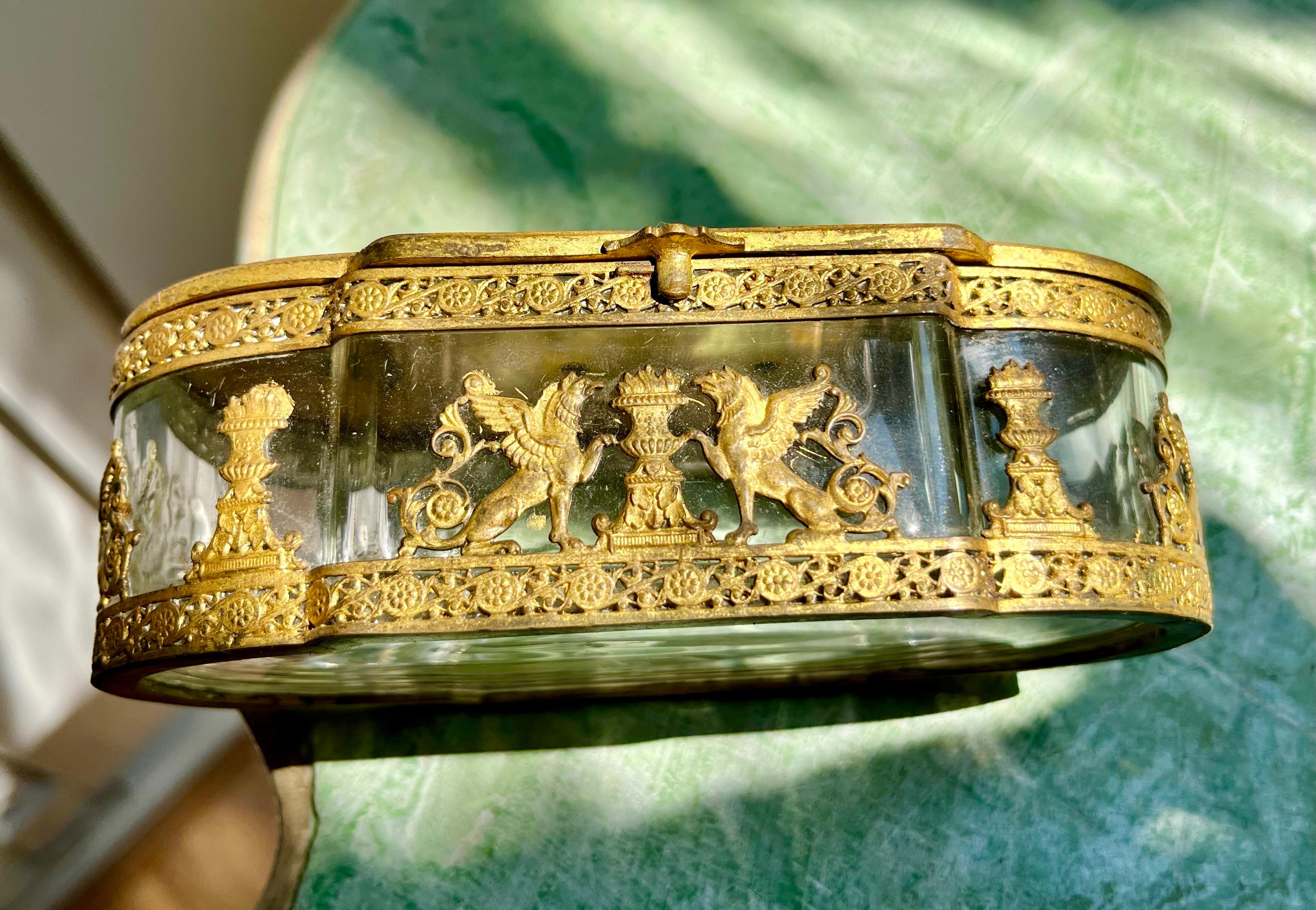 Vergoldete Bronzeschachtel des Ersten Kaiserreichs mit Apollo in seinem Chariot im Angebot 3