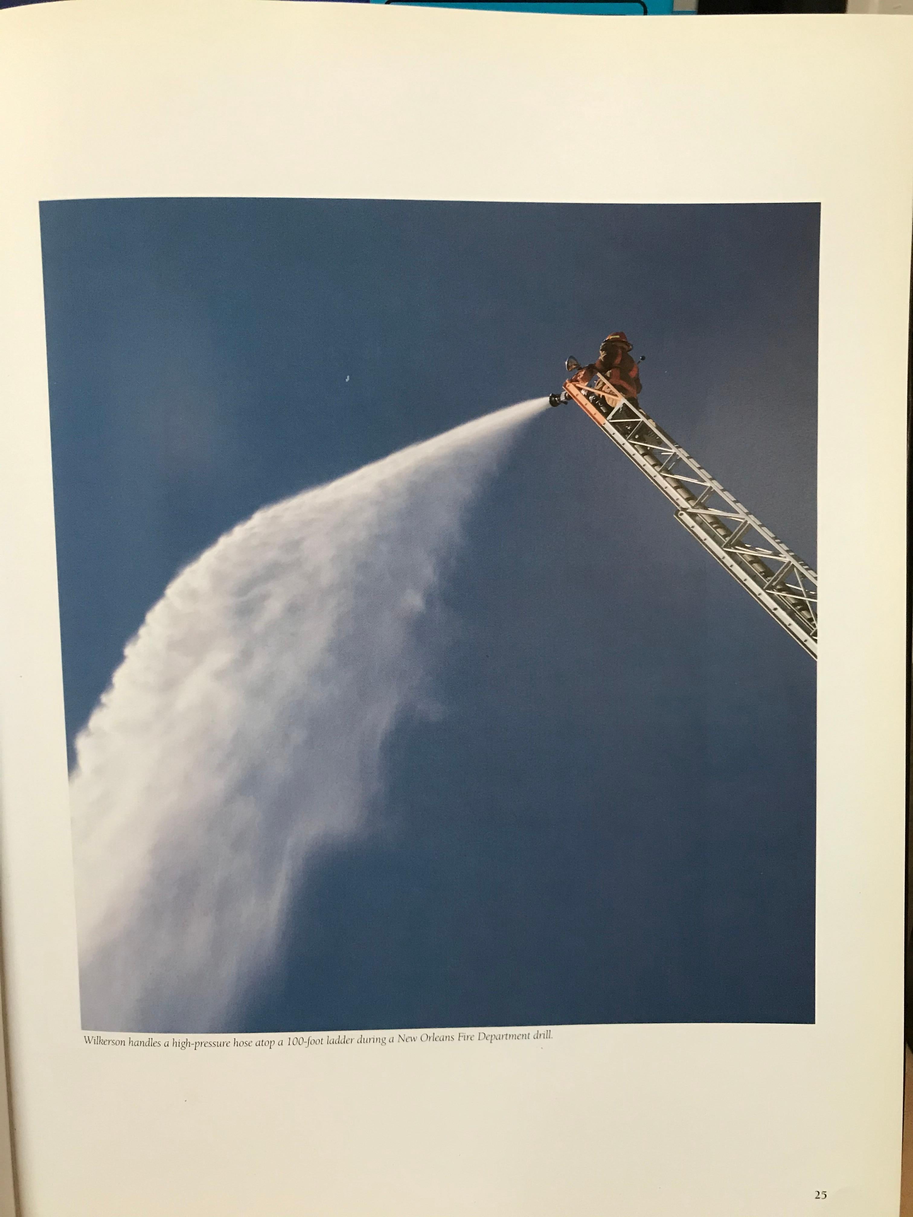 La prima donna vigile del fuoco, Kathy E. Morris, fotografata da Jeffrey Henson Scales In condizioni buone a Pasadena, CA