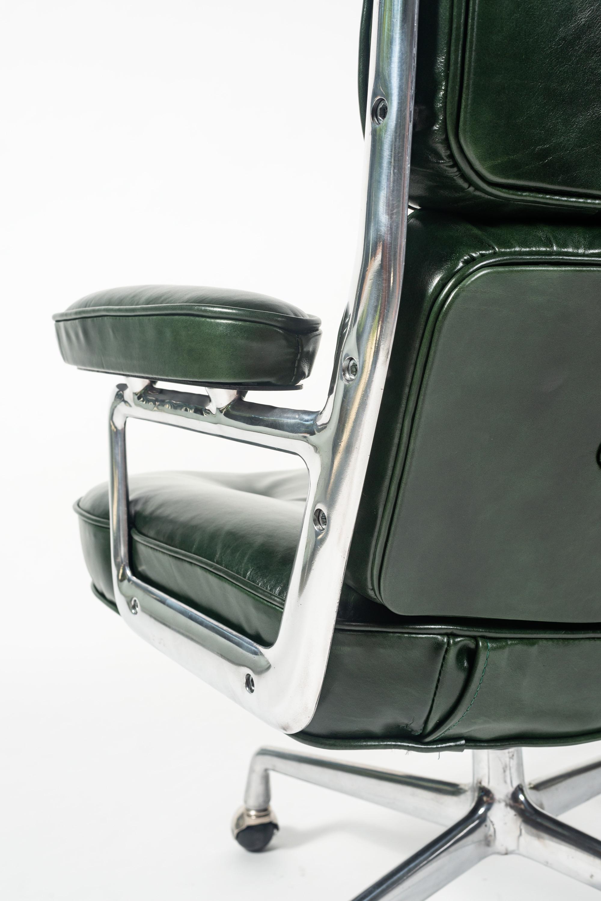 First Gen Eames Time Life Lobby Chair in British Racing Green In Excellent Condition In Seattle, WA