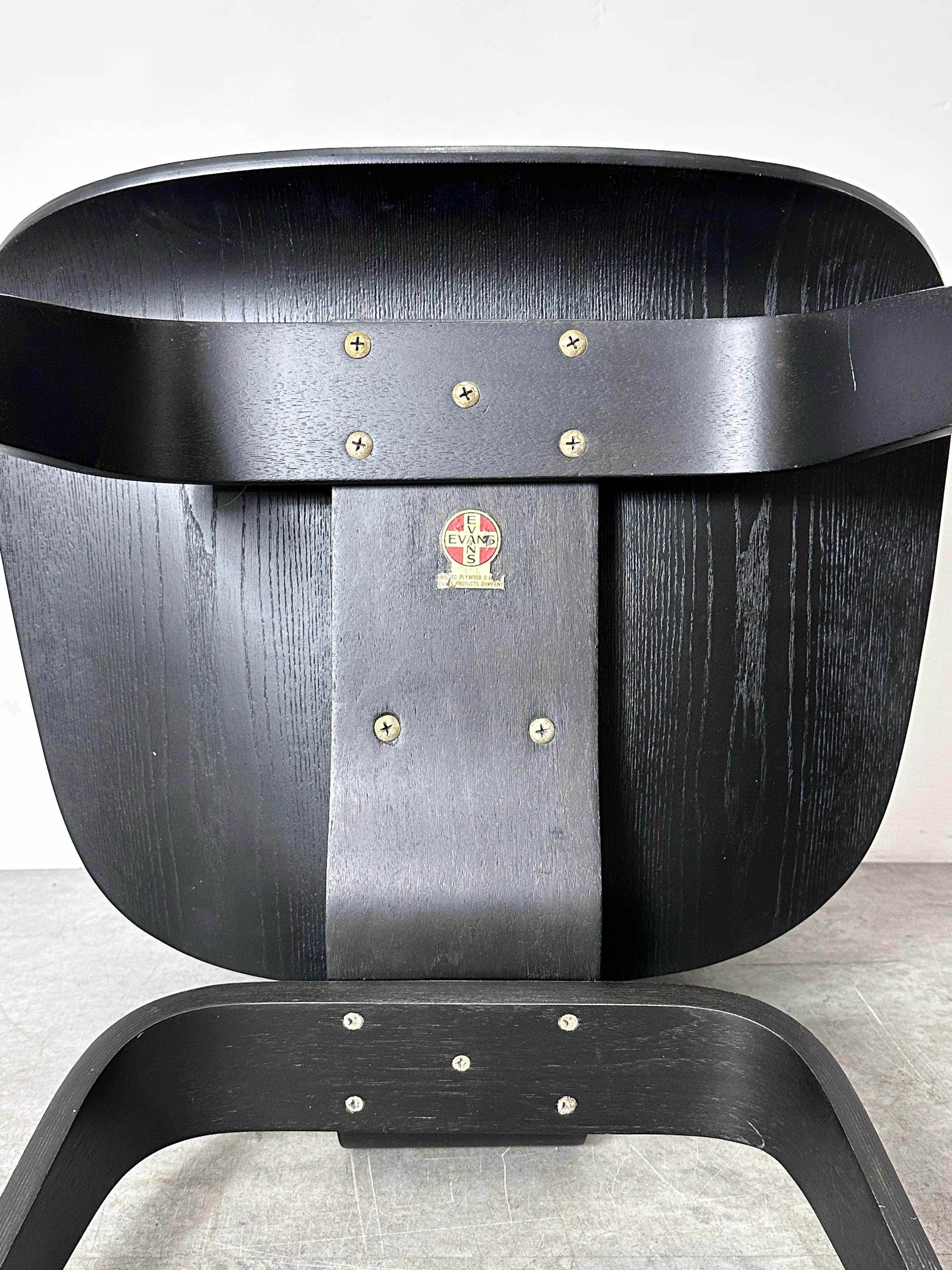 Chaise longue LCW noire de 1ère génération par Charles Eames pour Evans 1940s en vente 6