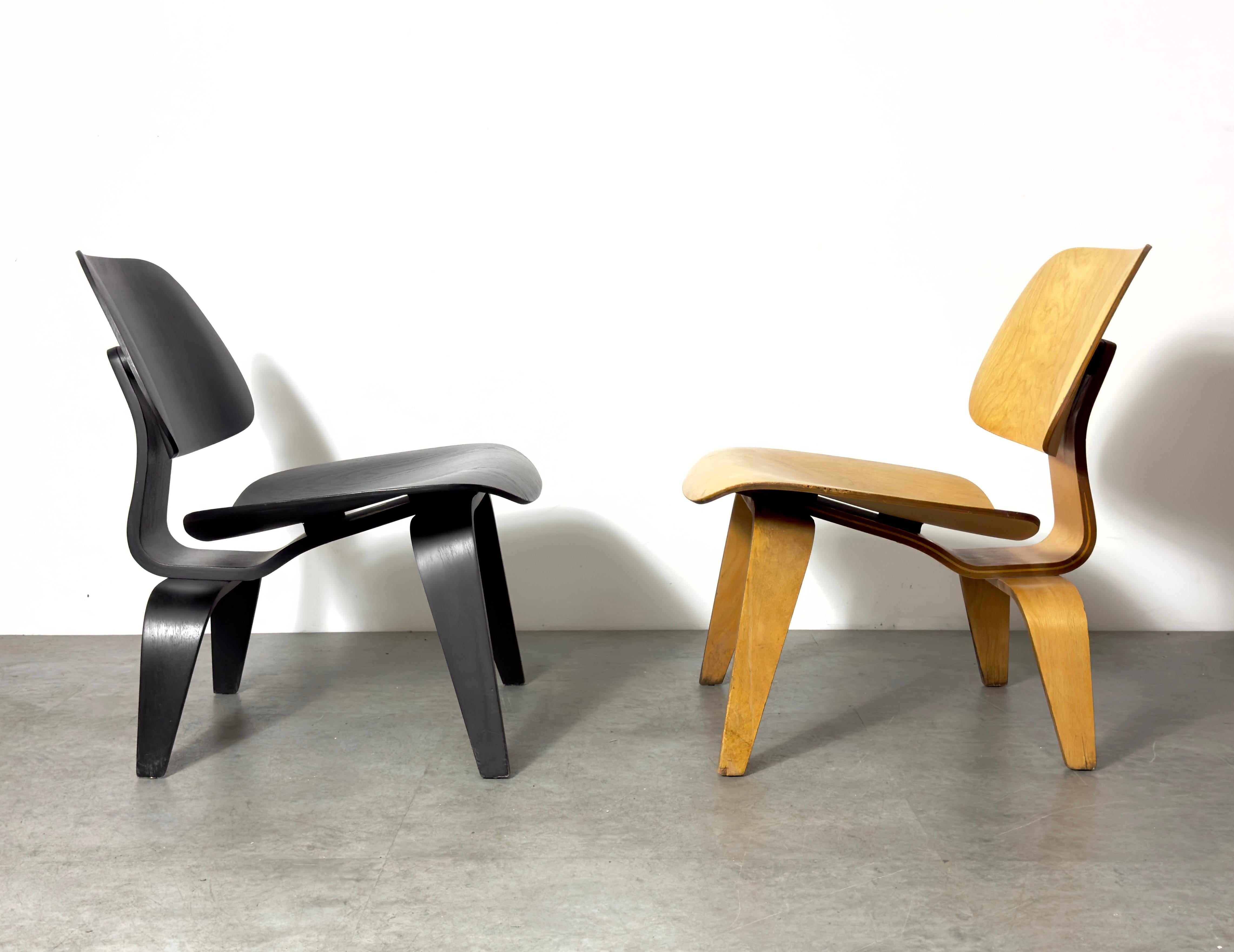 LCW Lounge Chair der 1. Generation, entworfen von Charles und Ray Eames
Produziert von Evans Plywood Products ca. 1948-49
Geformtes Esche-Sperrholz in schwarzer Ausführung 
Bemerkenswerter Zustand mit 5-2-5 Schraubenmuster, originalen