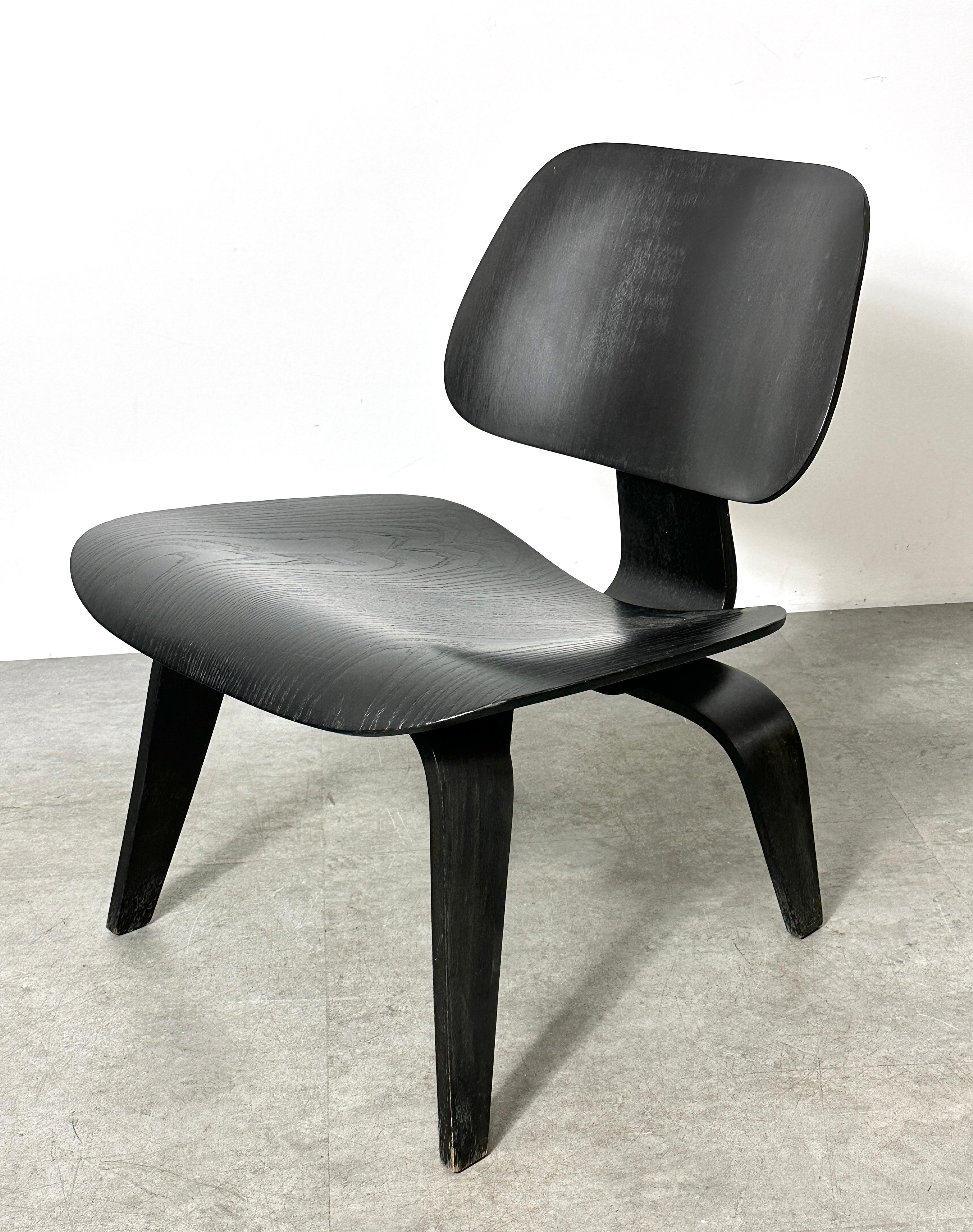 Mid-Century Modern Chaise longue LCW noire de 1ère génération par Charles Eames pour Evans 1940s en vente