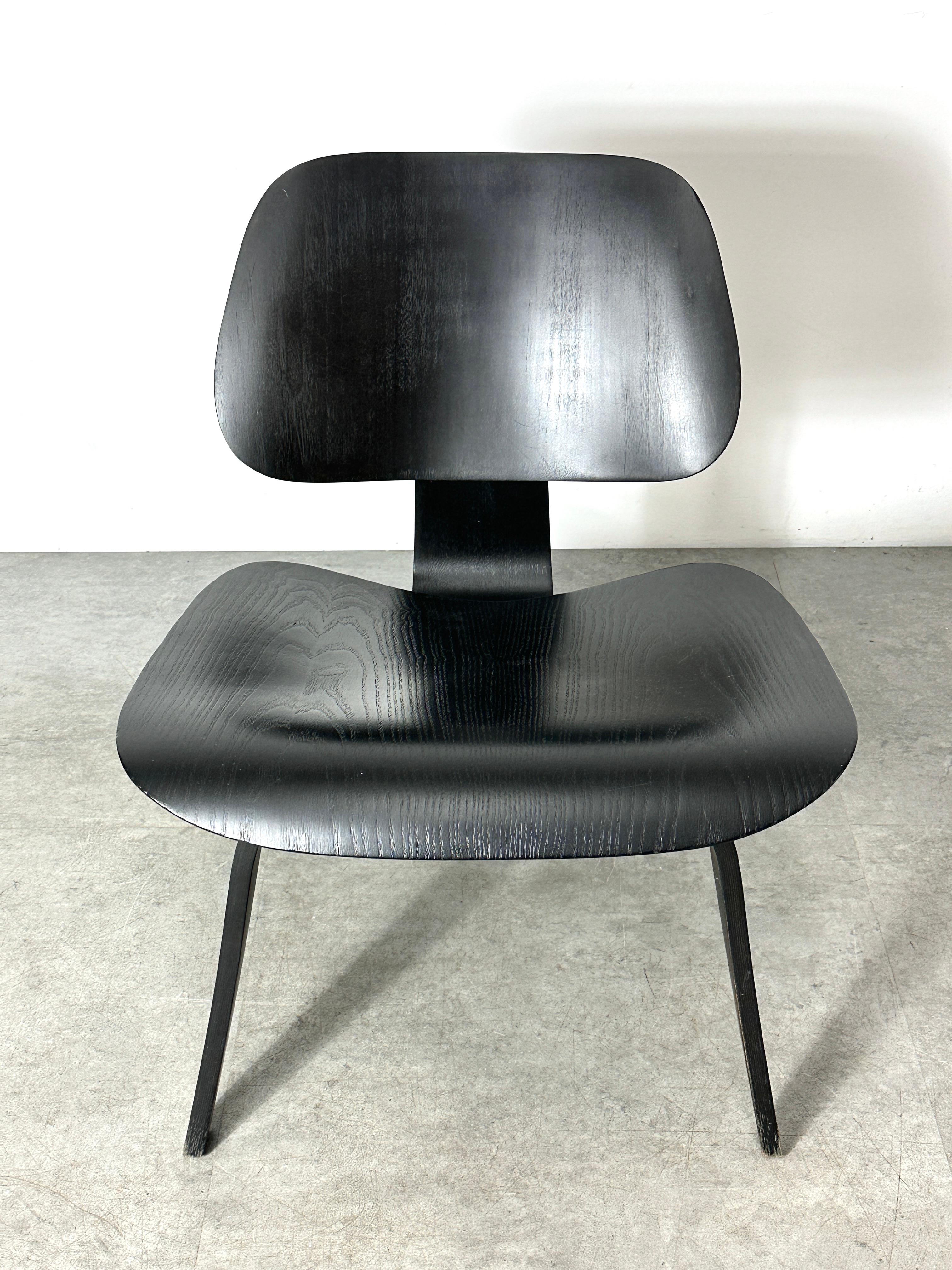 American Vintage 1st Generation Black LCW Lounge Chair by Charles Eames for Evans 1940s For Sale