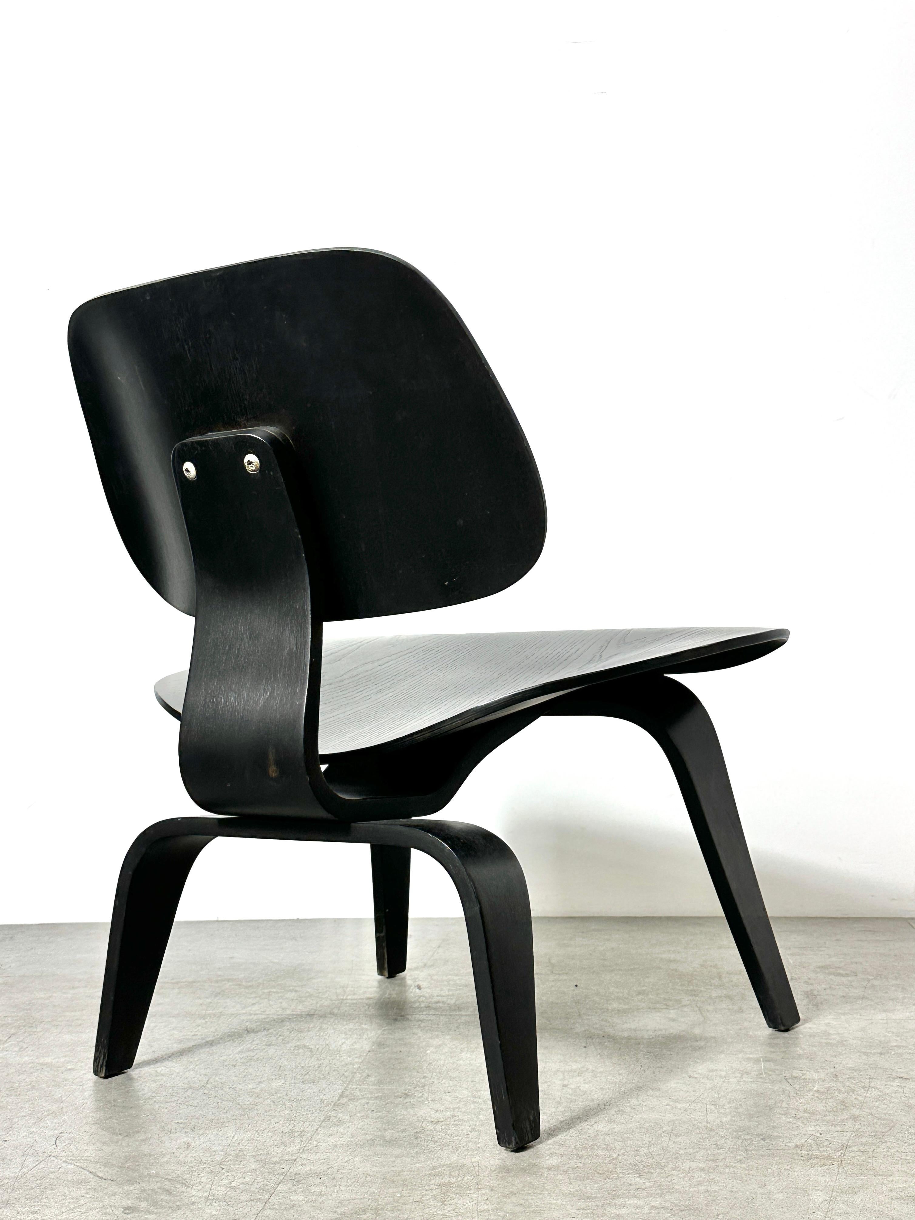 Vintage 1st Generation Black LCW Lounge Chair by Charles Eames for Evans 1940s In Good Condition For Sale In Troy, MI
