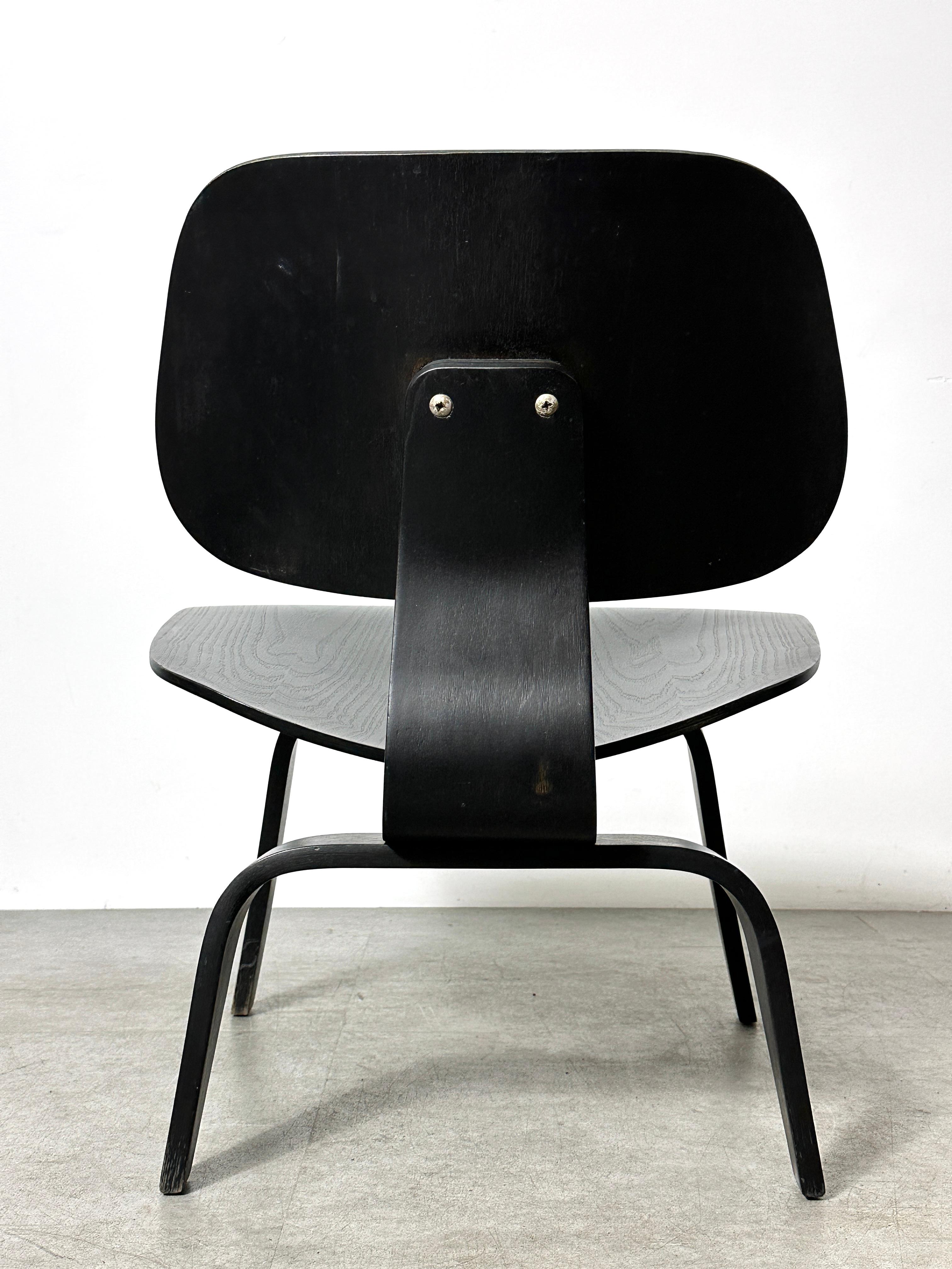 Mid-20th Century Vintage 1st Generation Black LCW Lounge Chair by Charles Eames for Evans 1940s For Sale